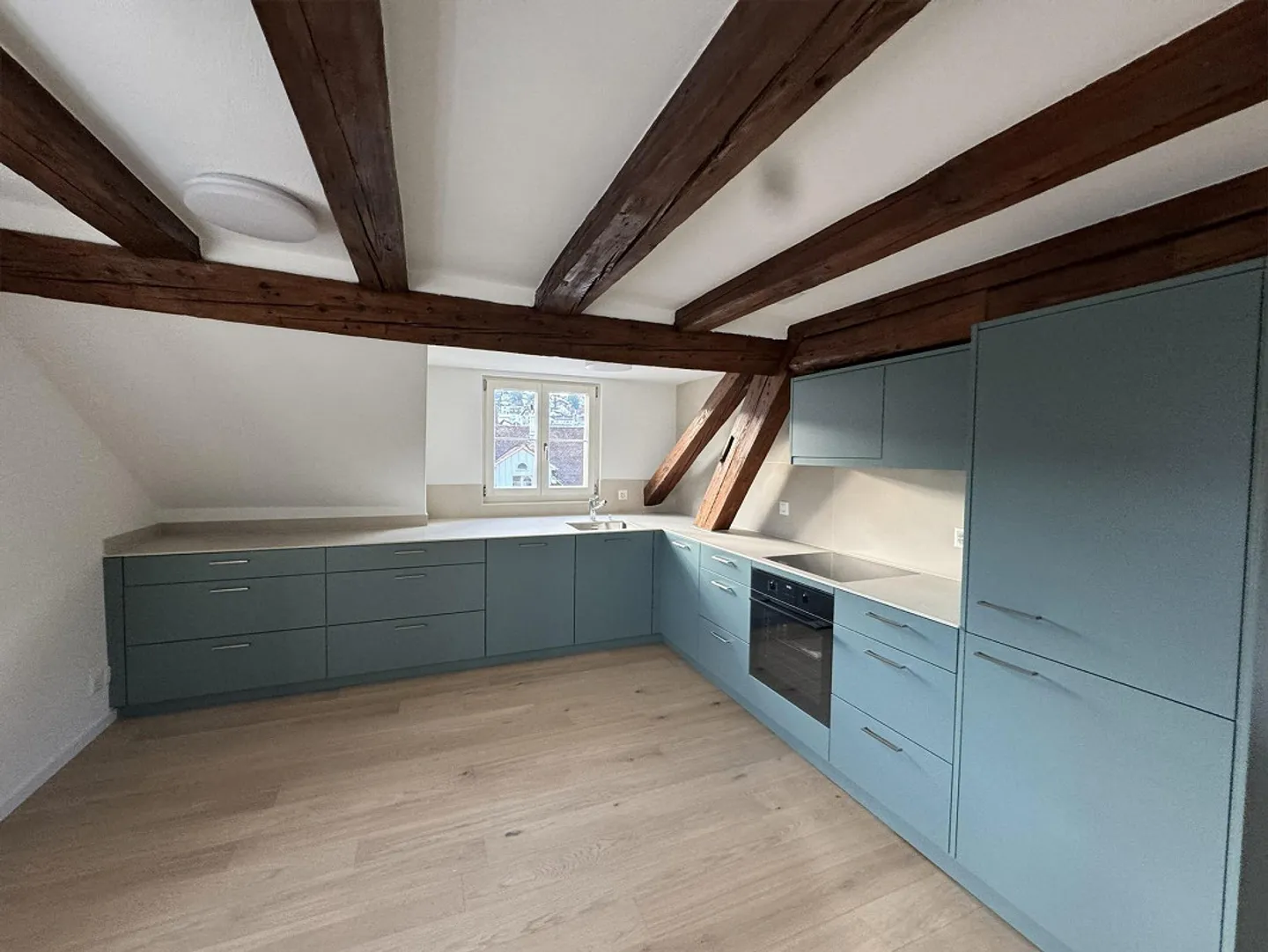 Appartement 3.5 pièces fraîchement rénové au centre-ville de Richterswil - Photo 1 sur 7