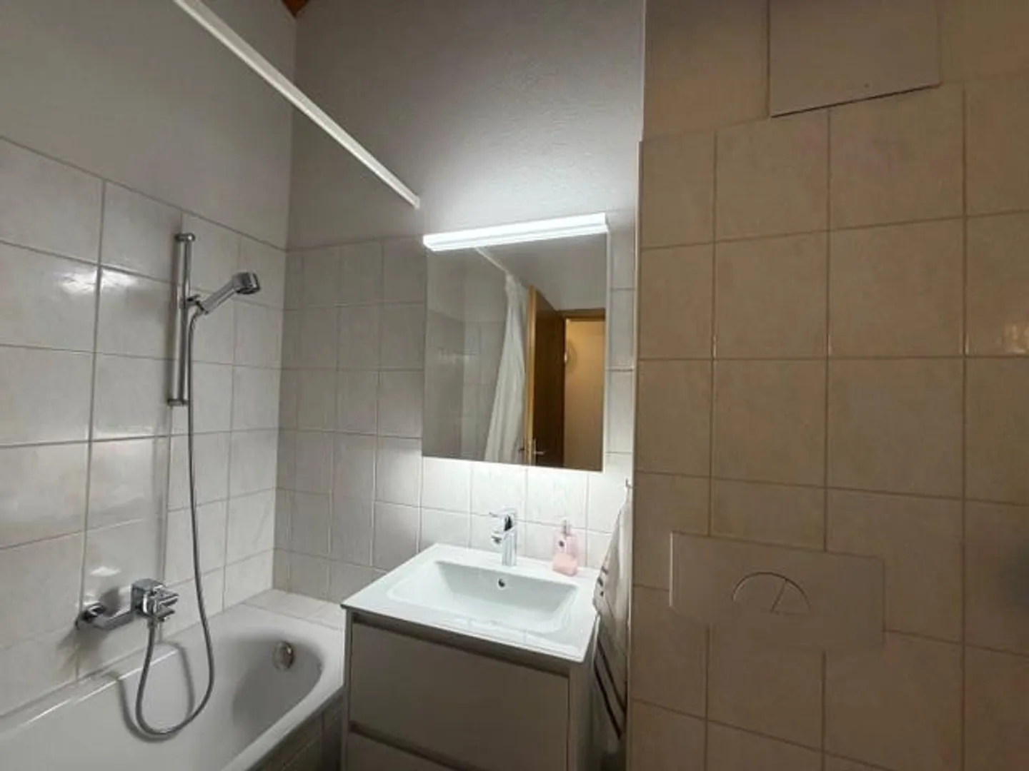 helle Dachwohnung mit Balkon - Foto 2 von 8