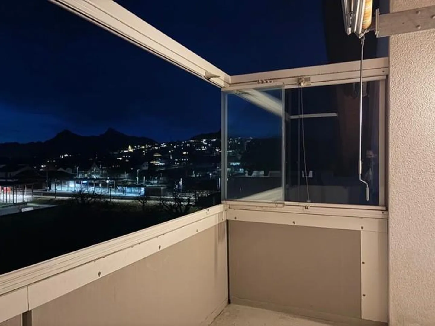 helle Dachwohnung mit Balkon - Foto 1 von 8