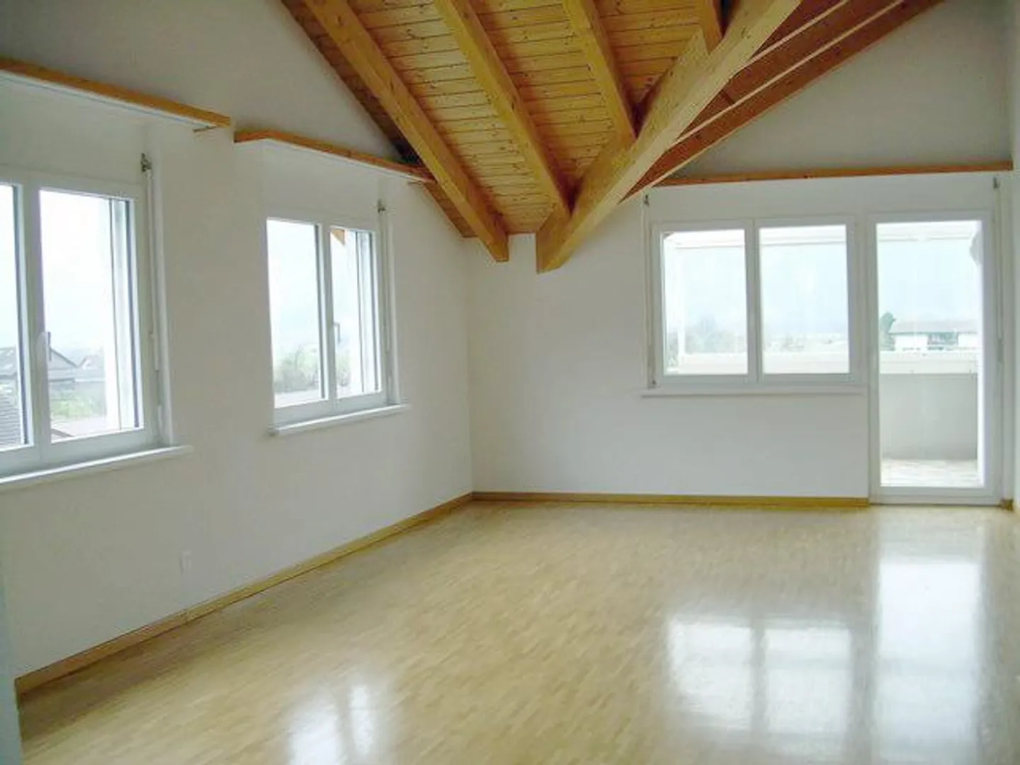 helle Dachwohnung mit Balkon - Foto 7 von 8