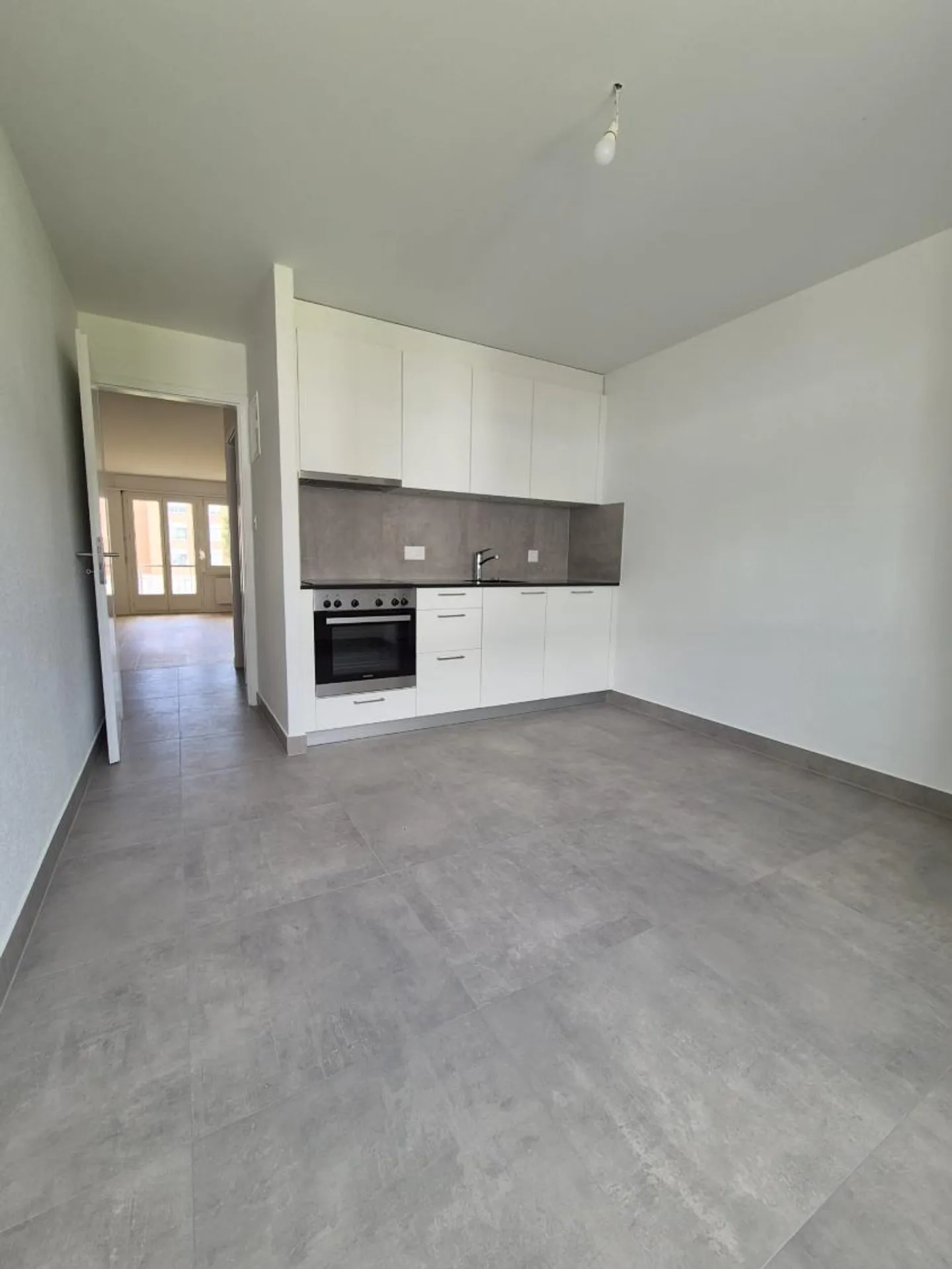 Apartment with 3.5 rooms on the 1st floor fully renovated - Photo 1 of 7