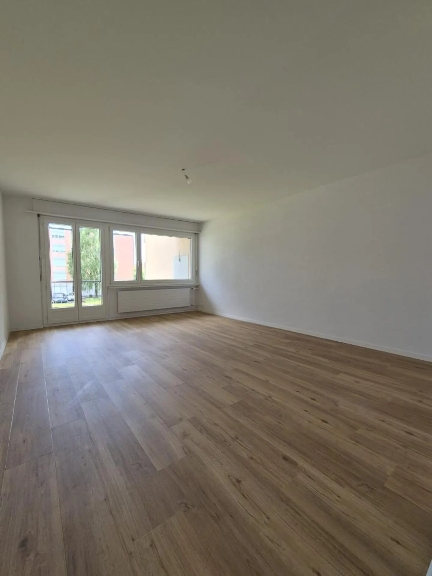 Apartment with 3.5 rooms on the 1st floor fully renovated - Photo 3 of 7