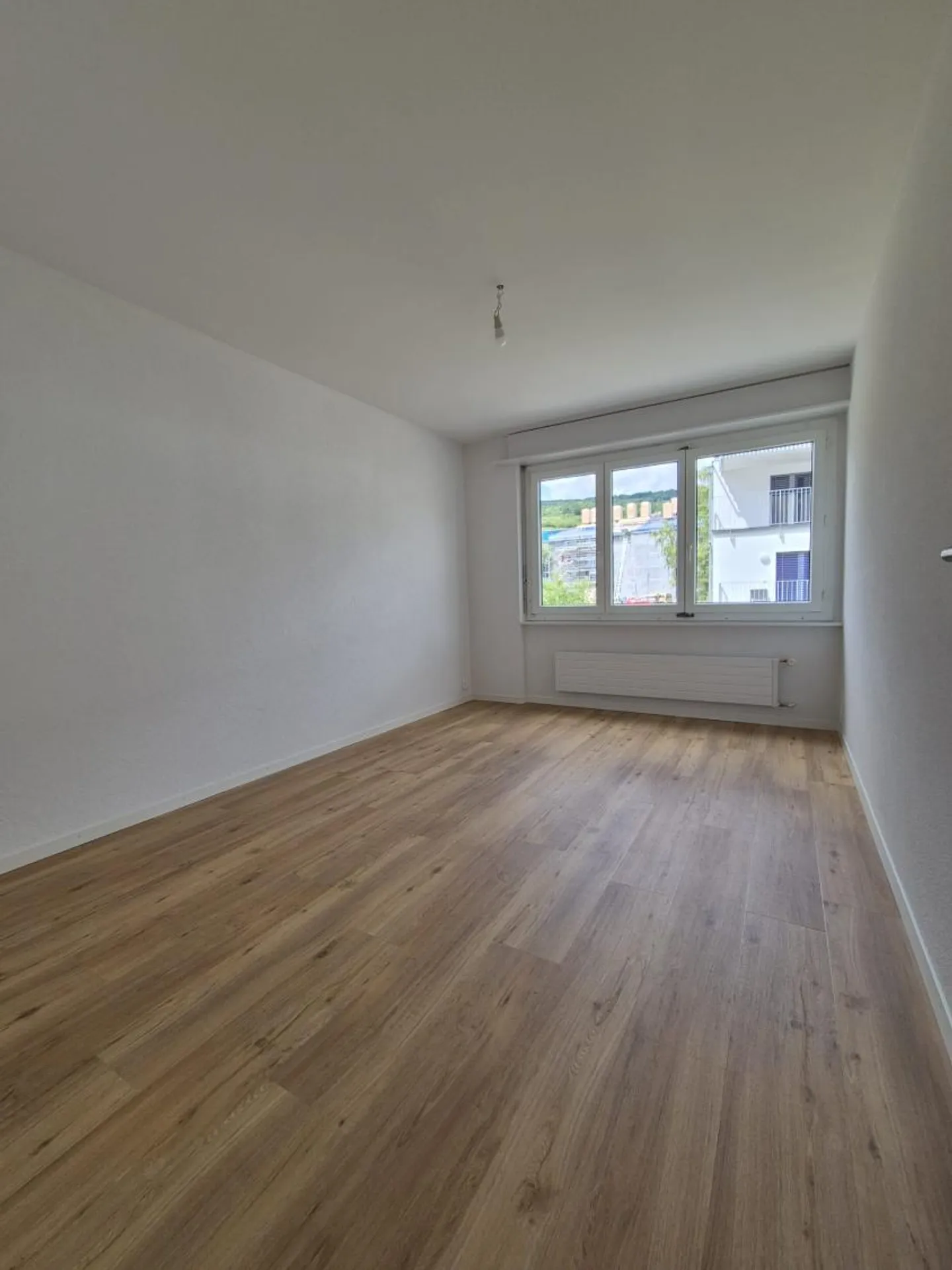 Apartment with 3.5 rooms on the 1st floor fully renovated - Photo 4 of 7