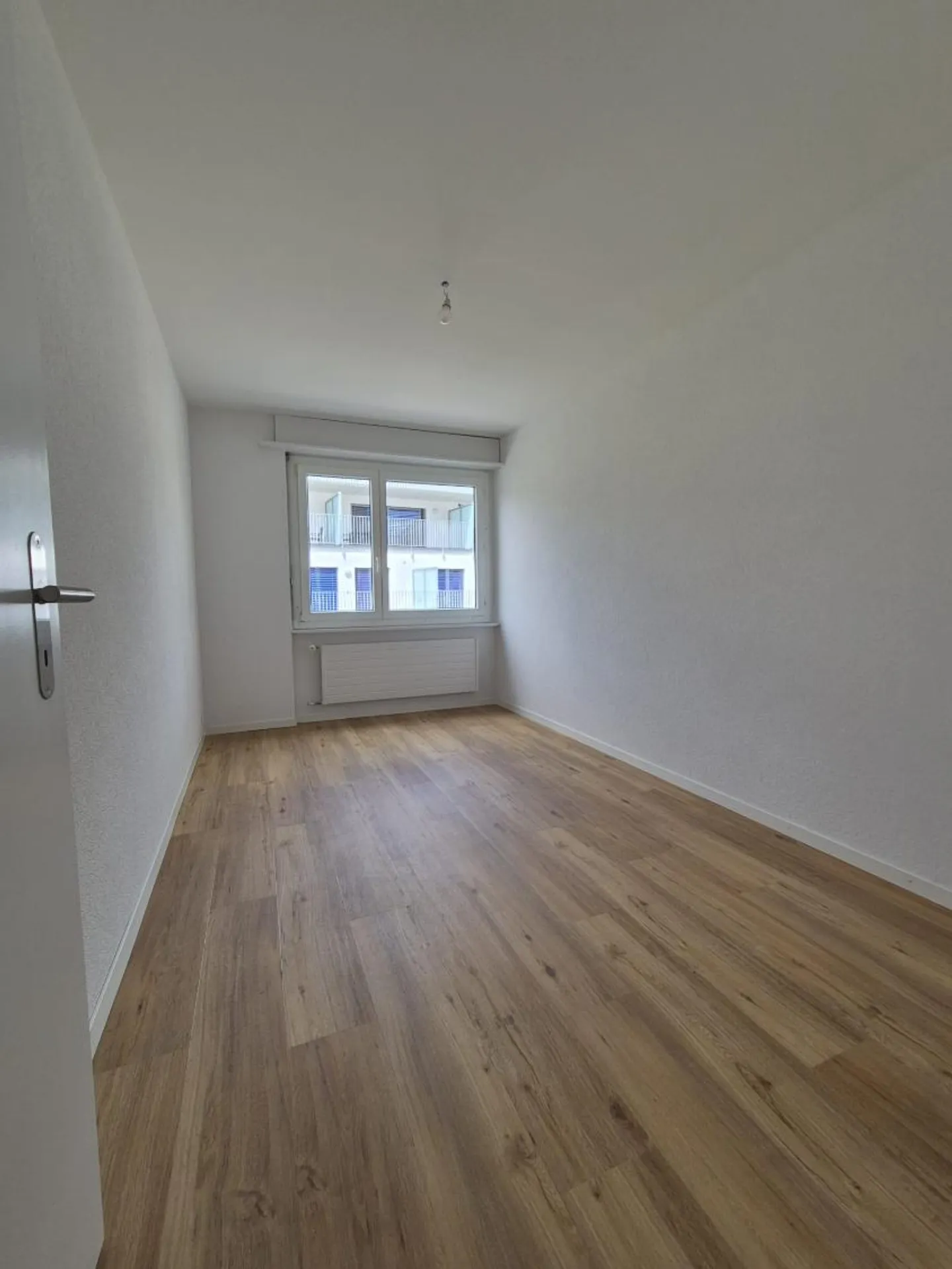 Apartment with 3.5 rooms on the 1st floor fully renovated - Photo 5 of 7