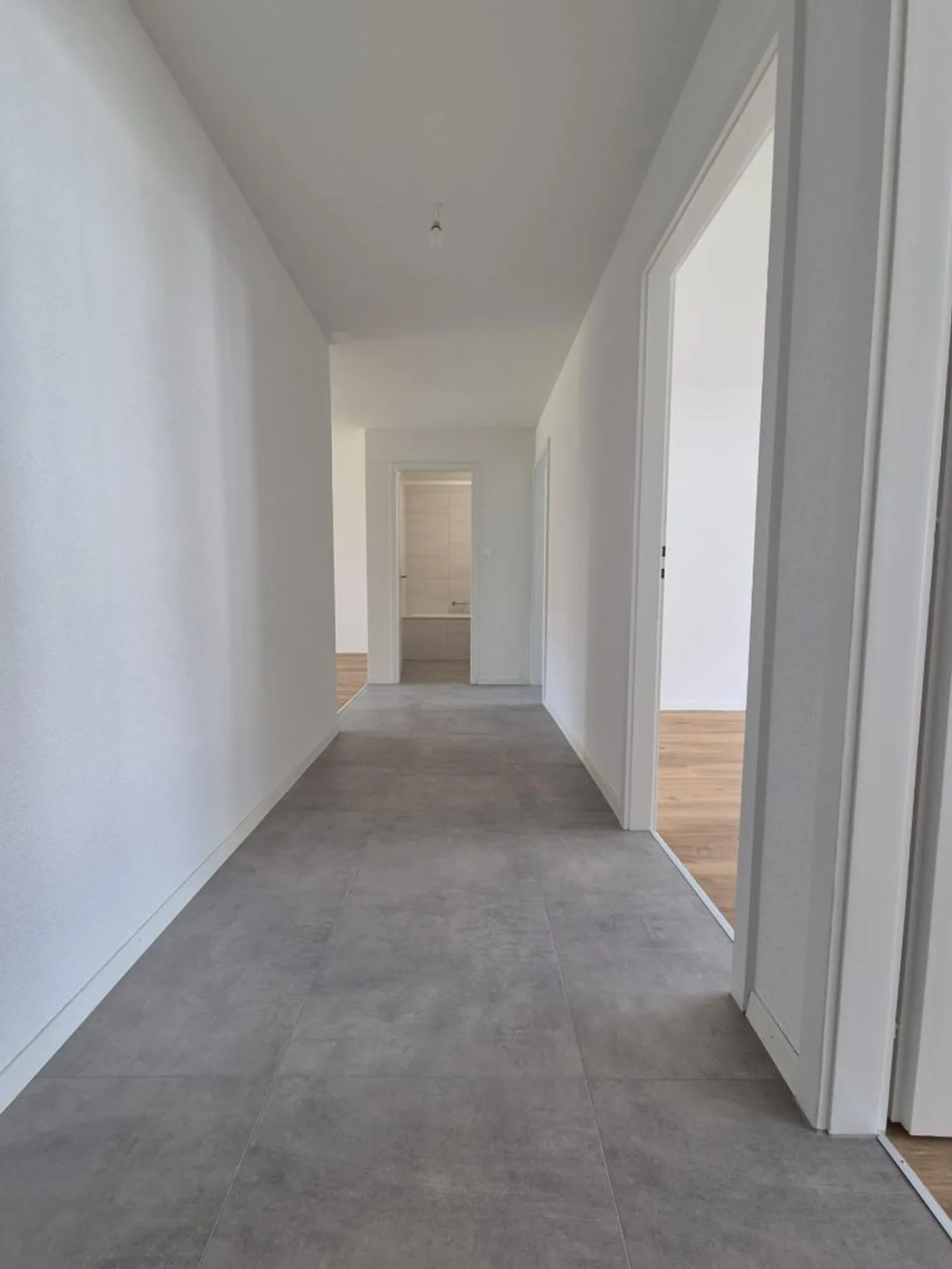Apartment with 3.5 rooms on the 1st floor fully renovated - Photo 6 of 7