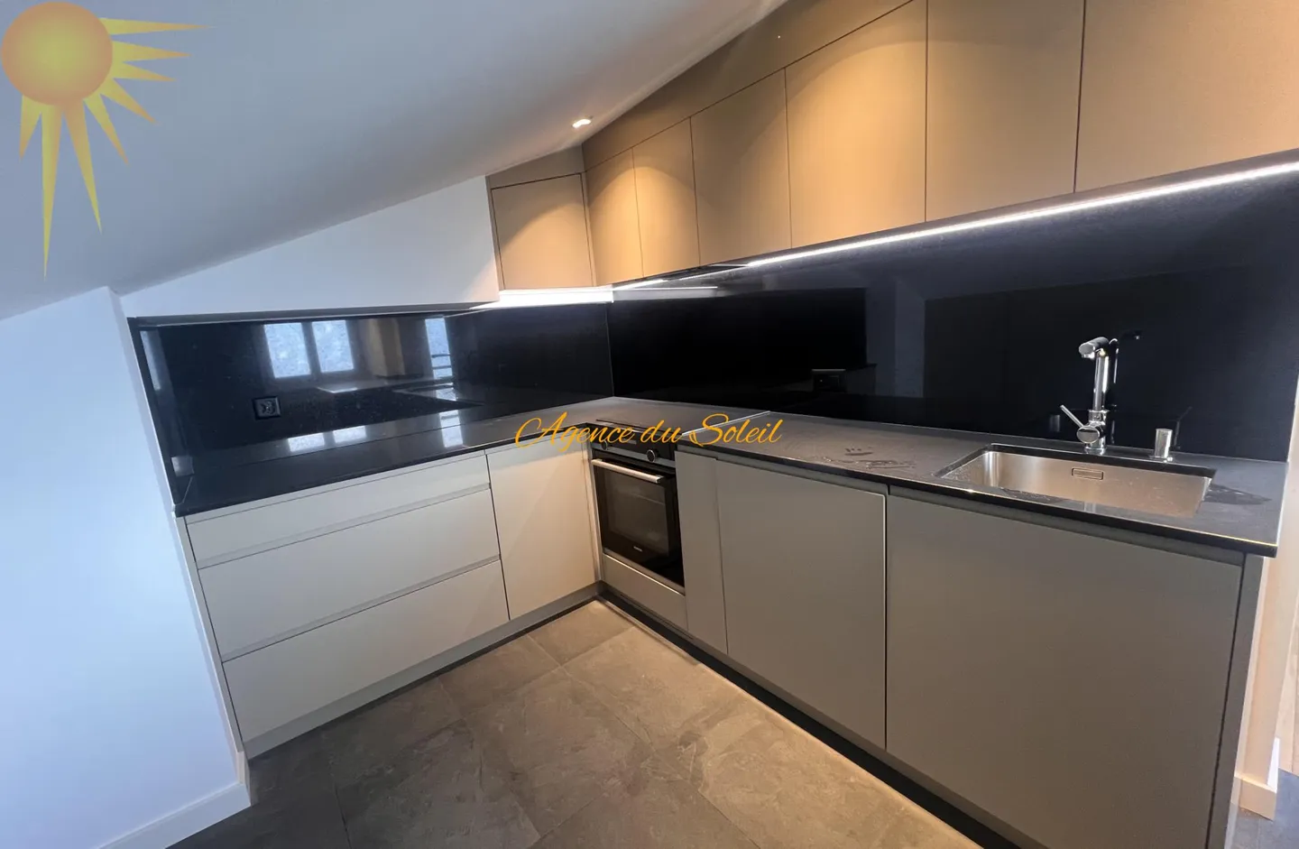 Superb penthouse duplex of 4.5 rooms, fully renovated in 2024! - Photo 14 of 30