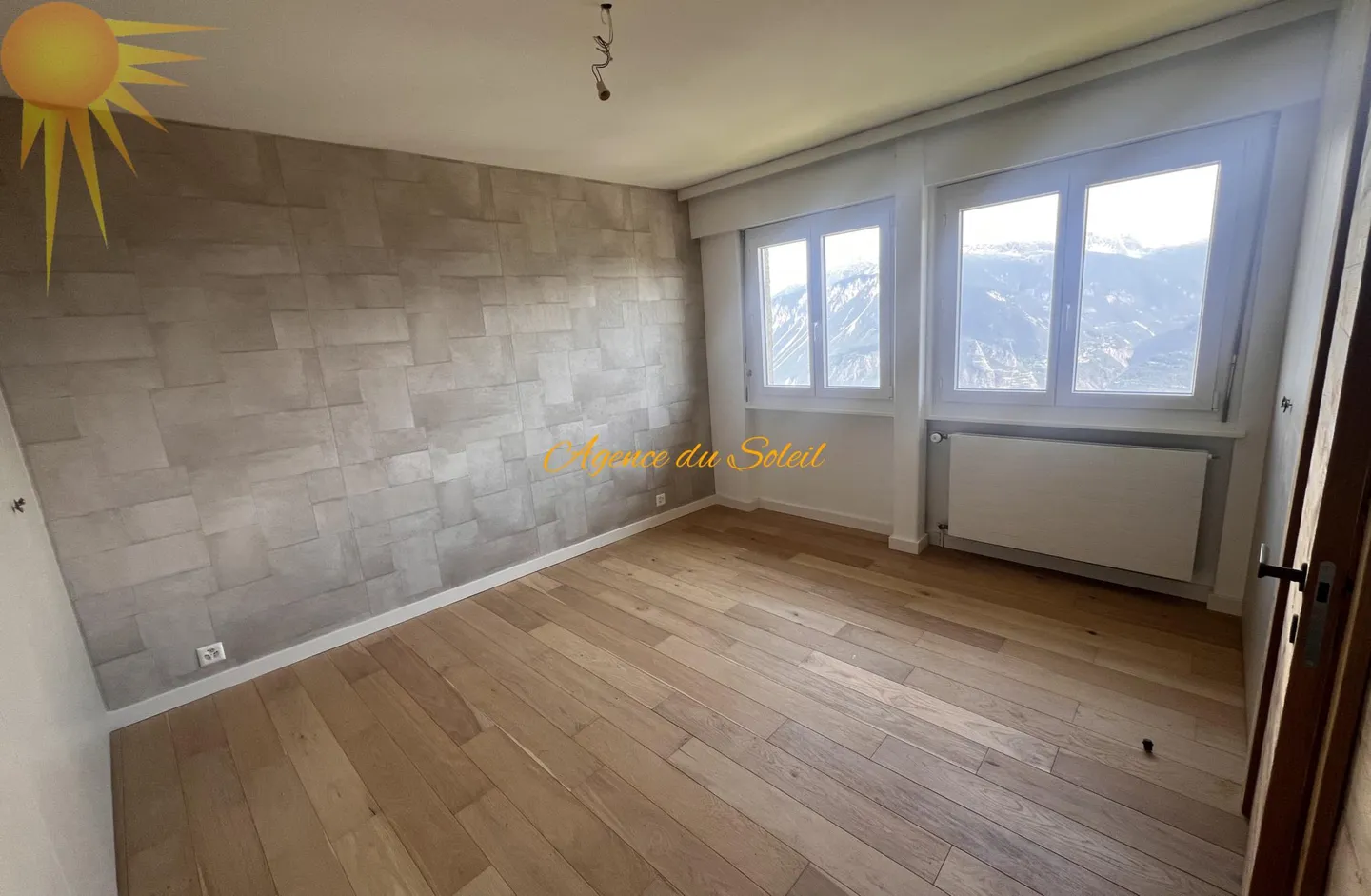 Superb penthouse duplex of 4.5 rooms, fully renovated in 2024! - Photo 16 of 30
