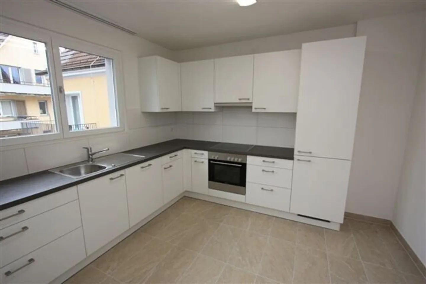 Charming Apartment: Classic Architecture Meets Modern Living - Photo 2 of 10