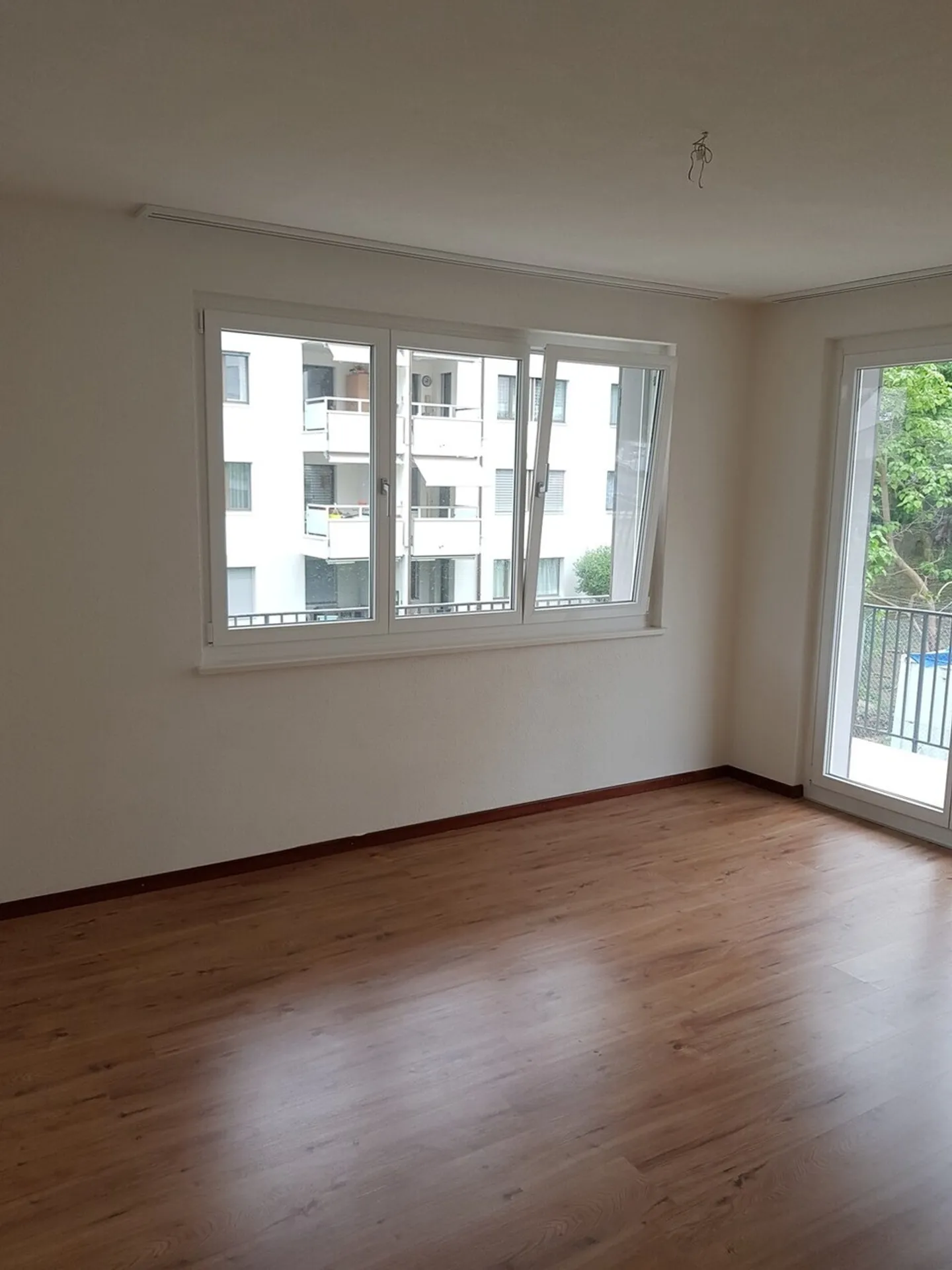 Charming Apartment: Classic Architecture Meets Modern Living - Photo 8 of 10