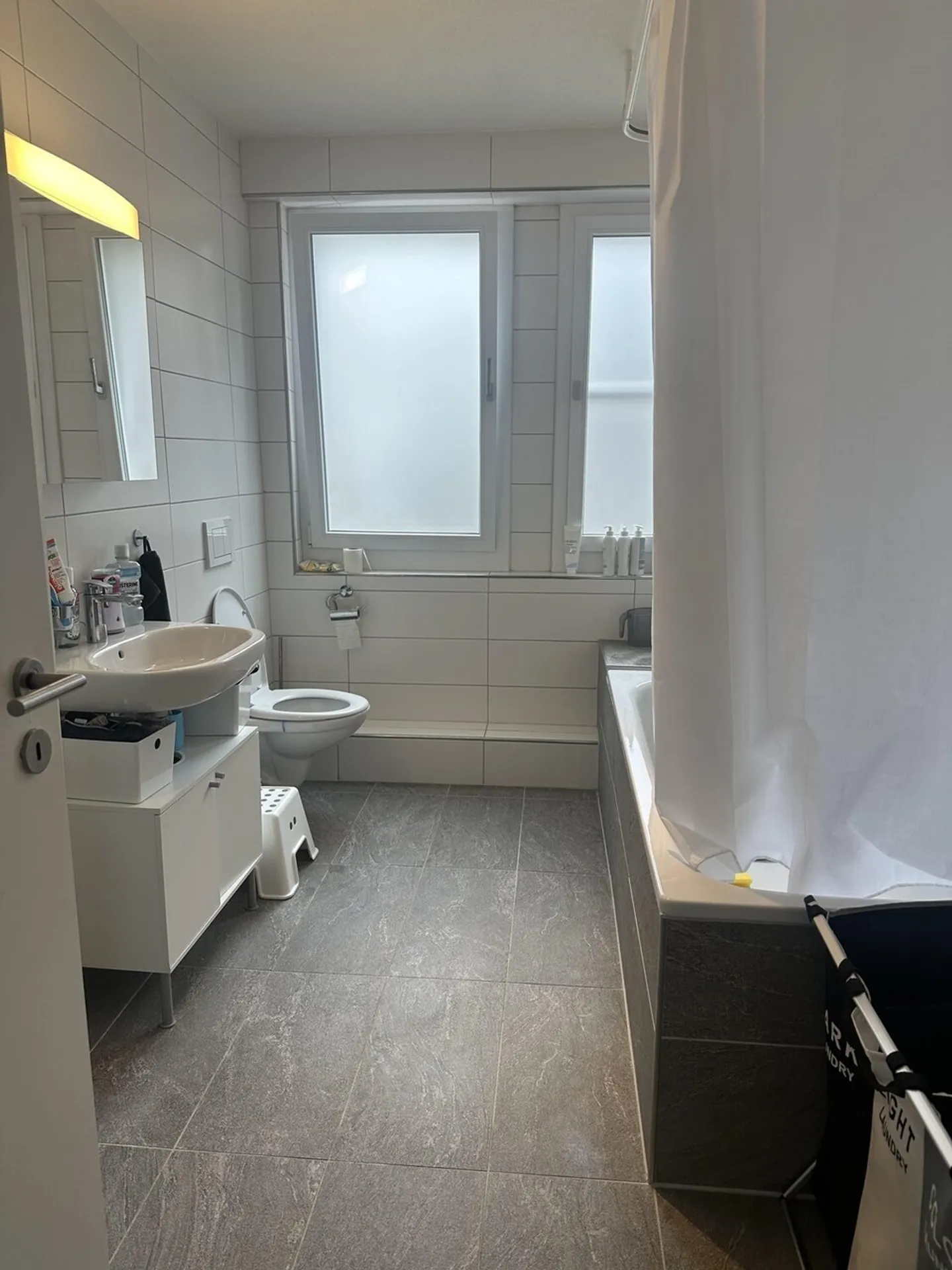 Charming Apartment: Classic Architecture Meets Modern Living - Photo 5 of 10