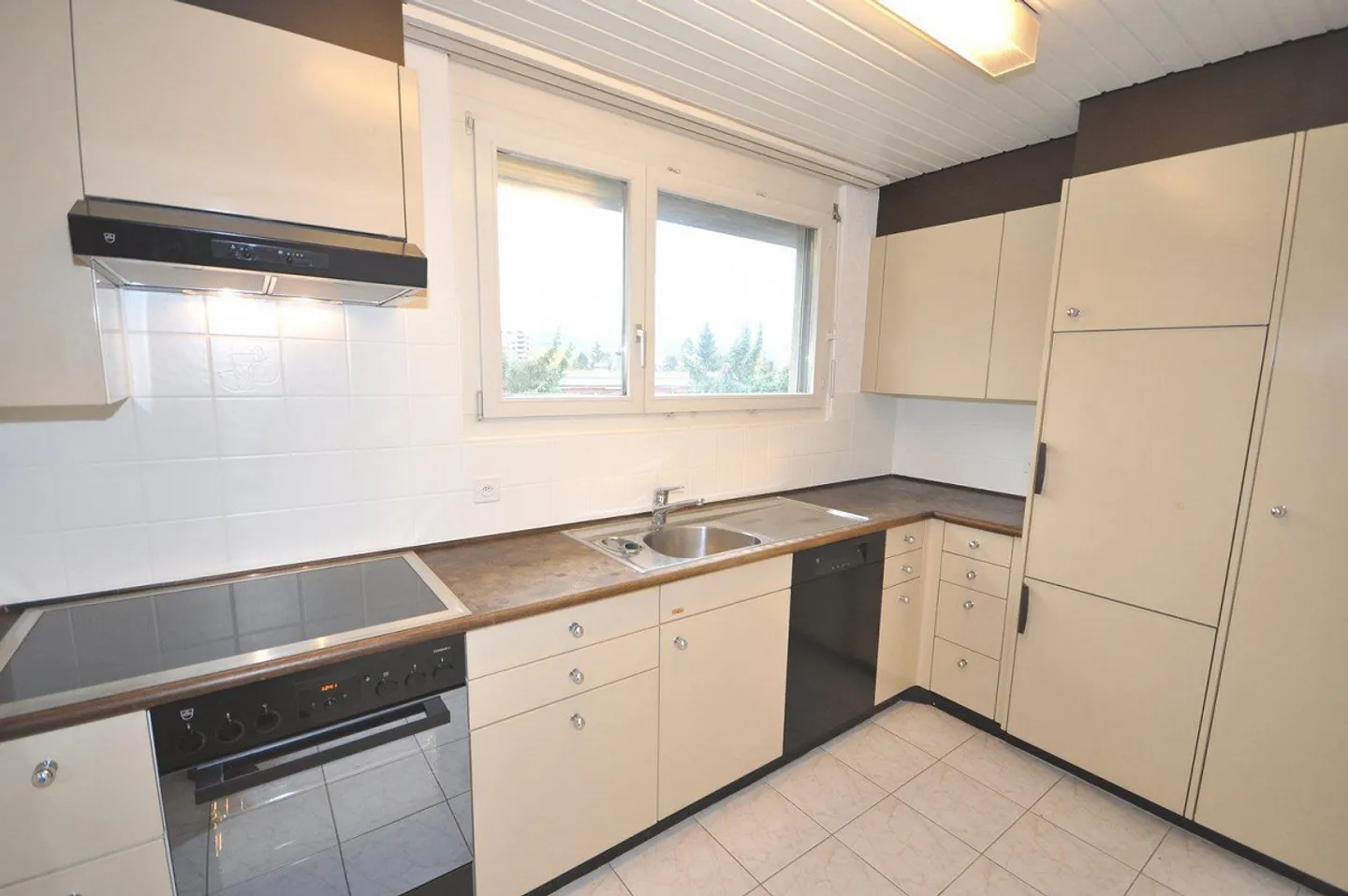 Charming penthouse apartment on Tulpenweg in Reinach BL - Photo 5 of 9