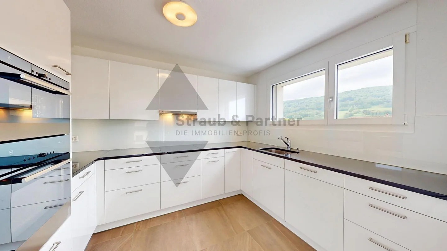 SUNNY BALCONY AND VIEW IN A CENTRAL LOCATION - Photo 5 of 11