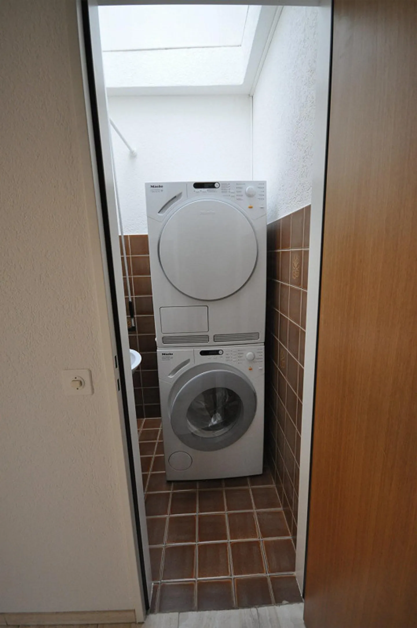 Charming penthouse apartment on Tulpenweg in Reinach BL - Photo 8 of 9