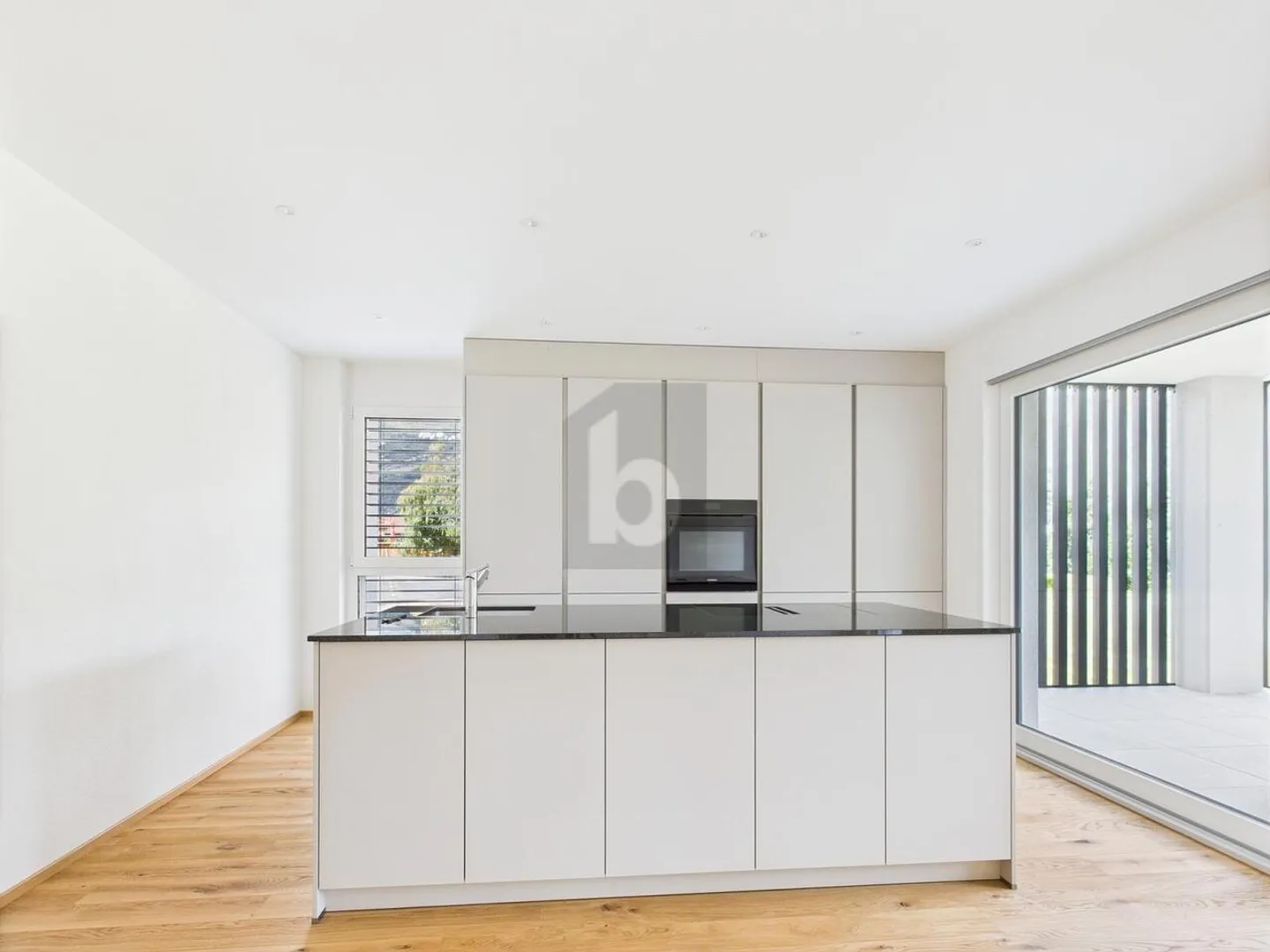 Modern Apartment with Terrace - Photo 3 of 6