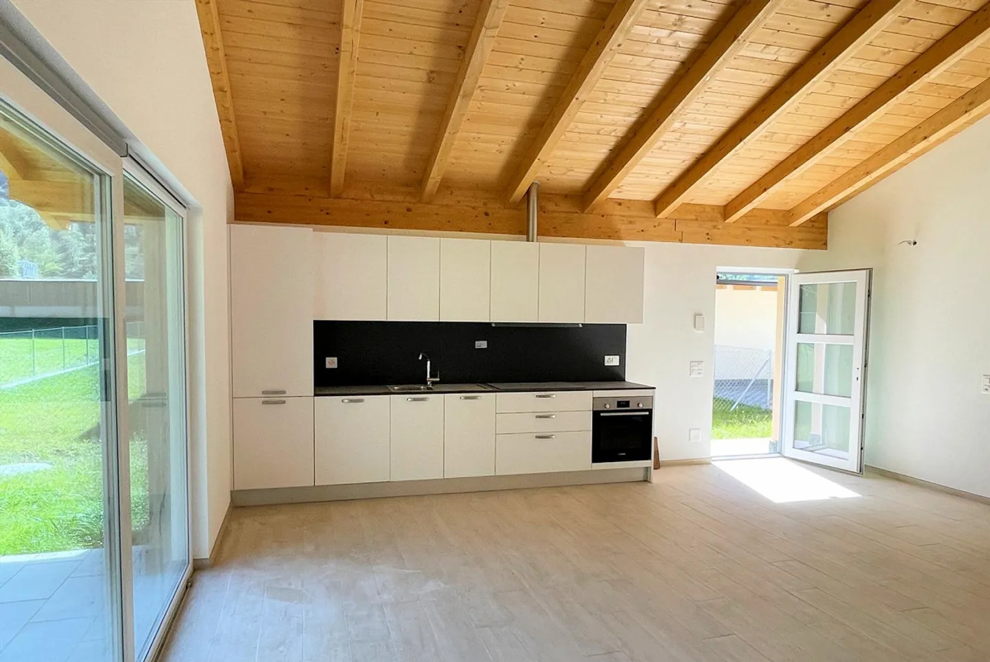 New single-family house on one level with beautiful garden - Photo 9 of 16