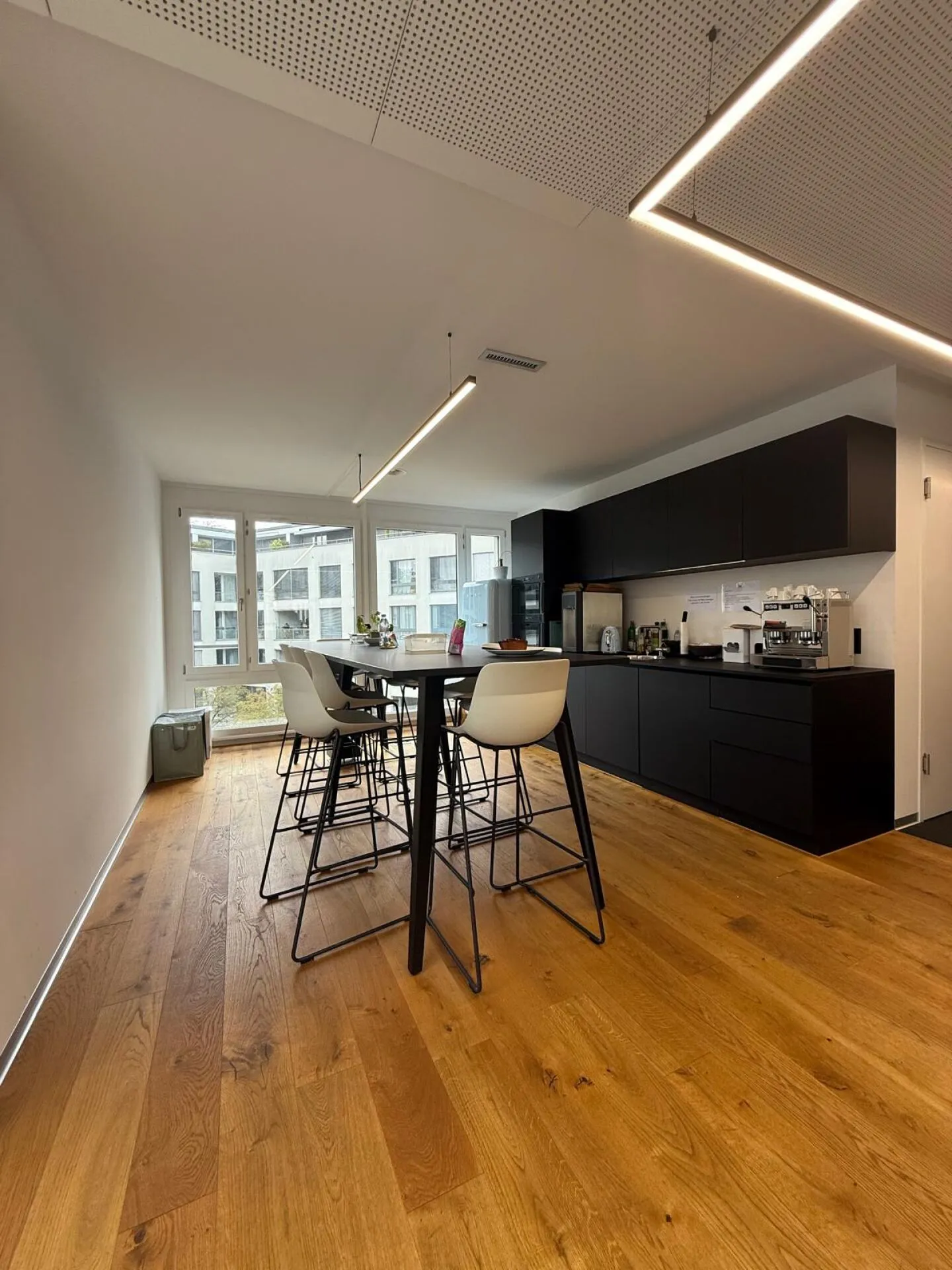 Lavorare al ritmo della città - Spazio ufficio elegante a Zurigo - Foto 3 di 7