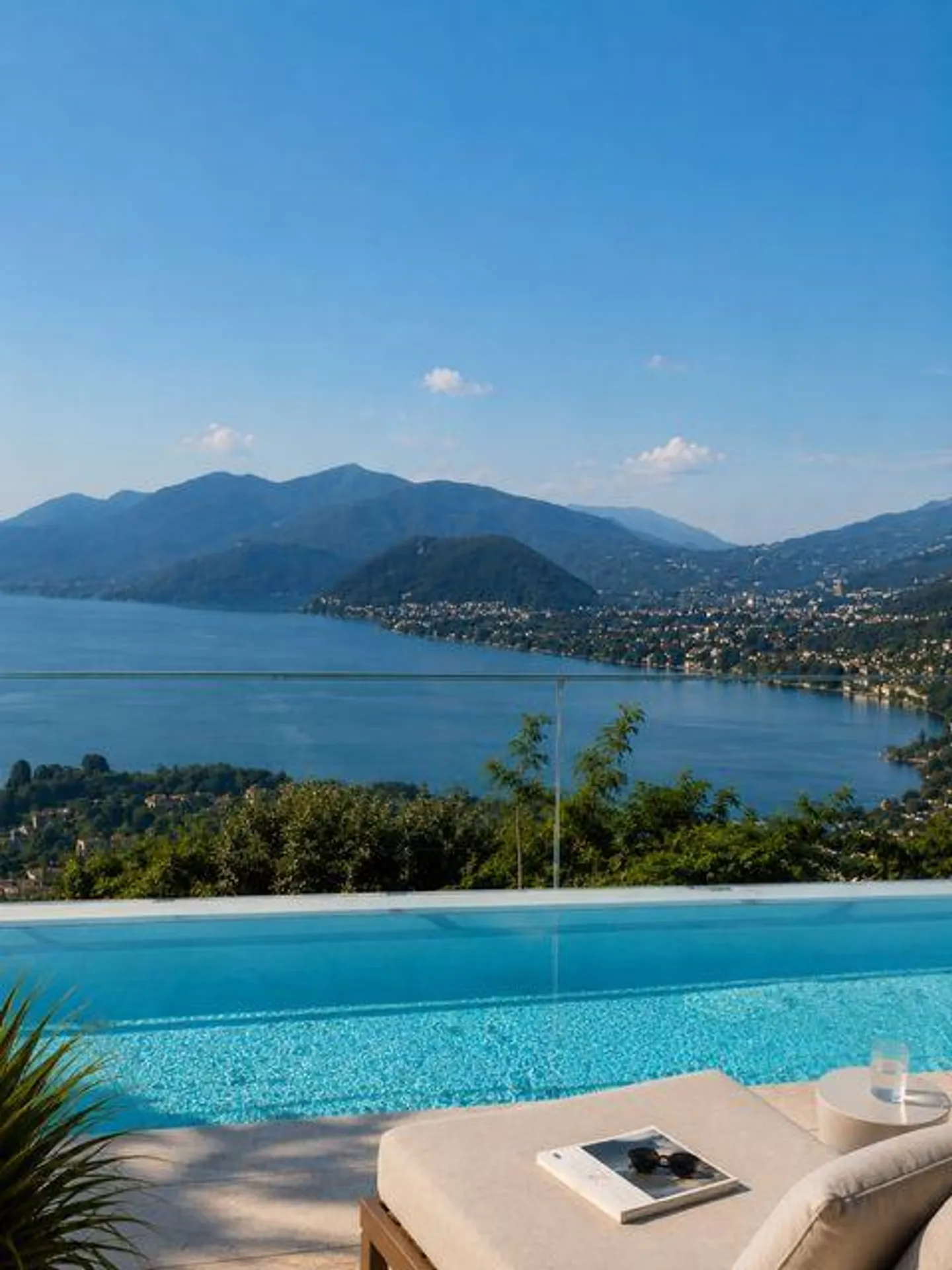Exclusive villa with direct lake access – Timeless elegance in one of the most sought-after locations on Lake Lugano - Photo 6 of 8