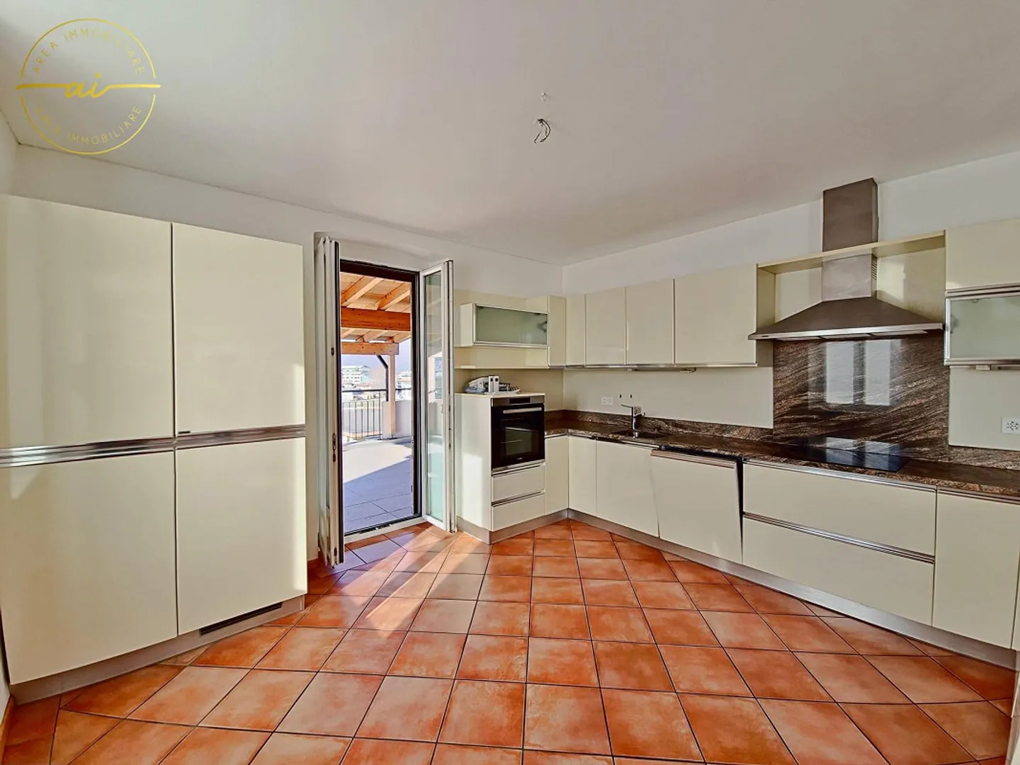APPARTEMENT DE 4 PIÈCES AVEC GRANDE TERRASSE COUVERTE À MENDRISIO - Photo 7 sur 13