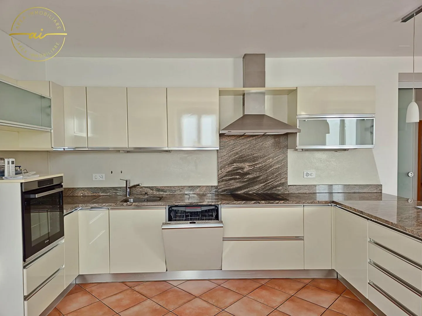 APPARTEMENT DE 4 PIÈCES AVEC GRANDE TERRASSE COUVERTE À MENDRISIO - Photo 10 sur 13