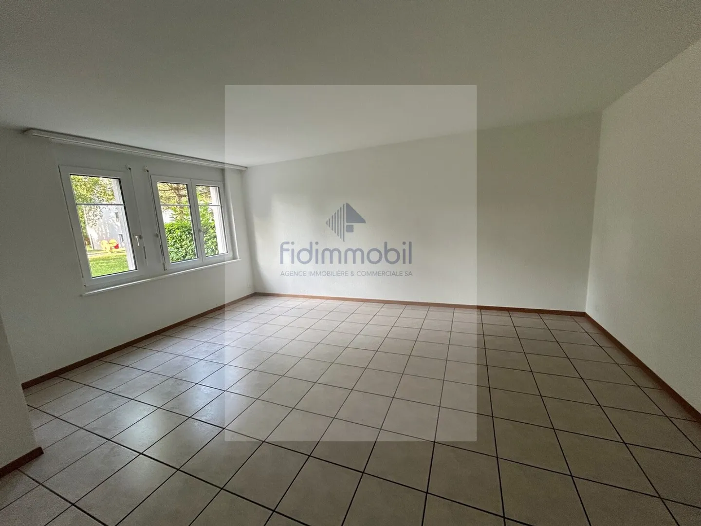 GRAND APPARTEMENT 2.5 CHAMBRES AU REZ-DE-CHAUSSÉE AVEC TERRASSE - Photo 4 sur 11