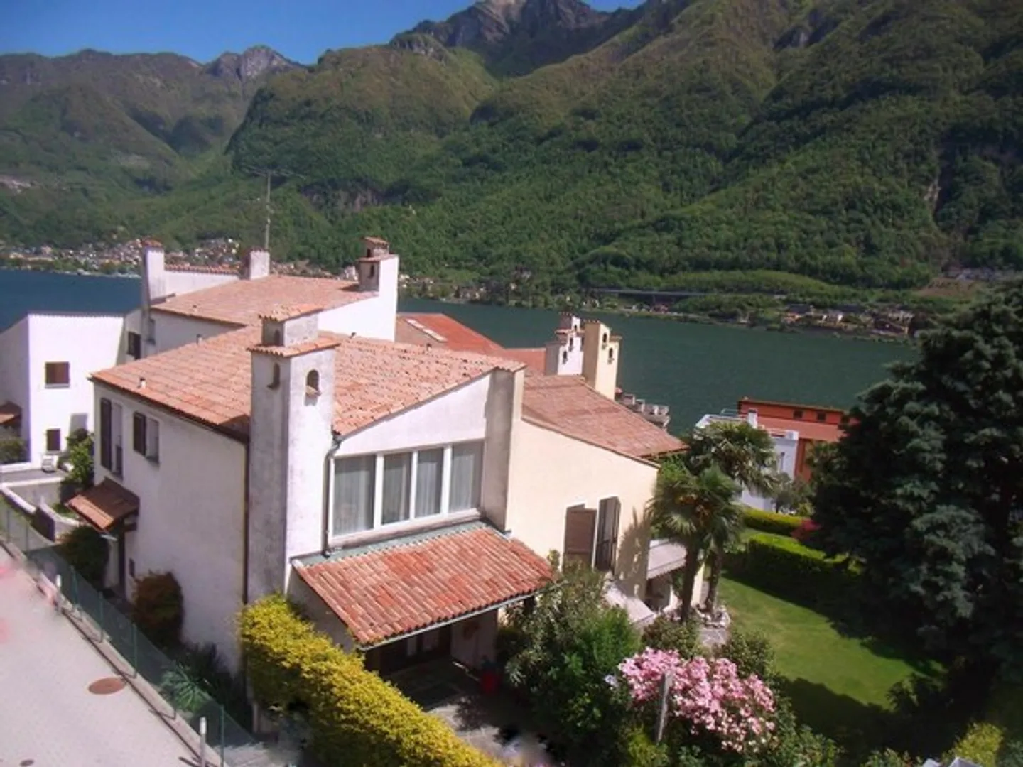 Casa con vista parziale sul lago a Riva San Vitale - Foto 1 di 2