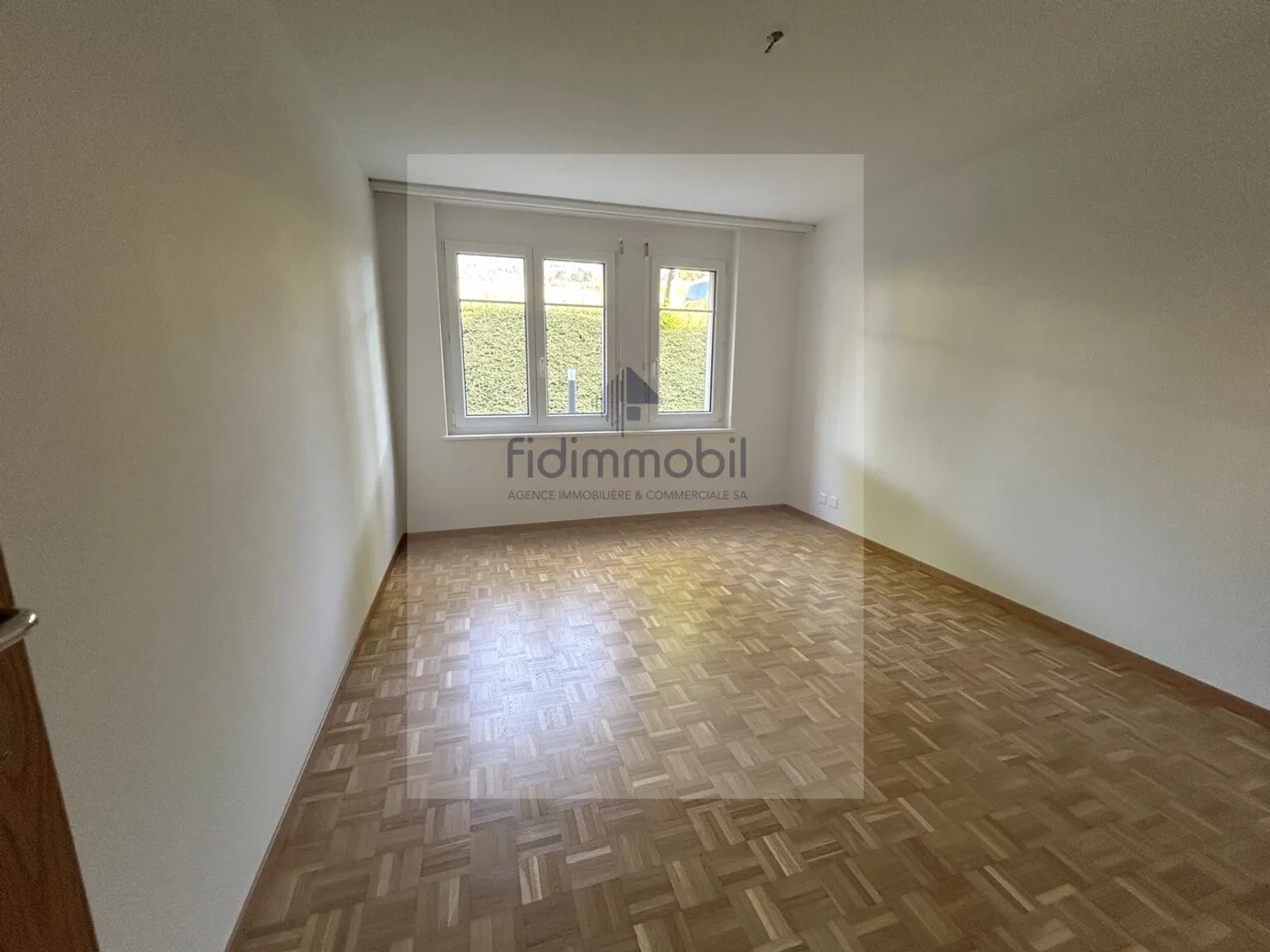 GRAND APPARTEMENT 2.5 CHAMBRES AU REZ-DE-CHAUSSÉE AVEC TERRASSE - Photo 5 sur 11
