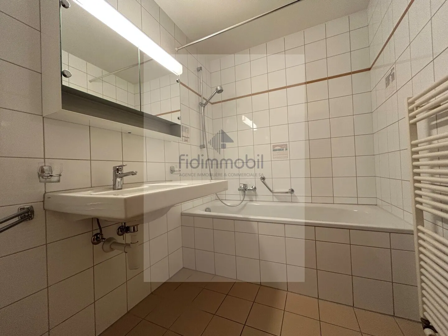 GRAND APPARTEMENT 2.5 CHAMBRES AU REZ-DE-CHAUSSÉE AVEC TERRASSE - Photo 6 sur 11
