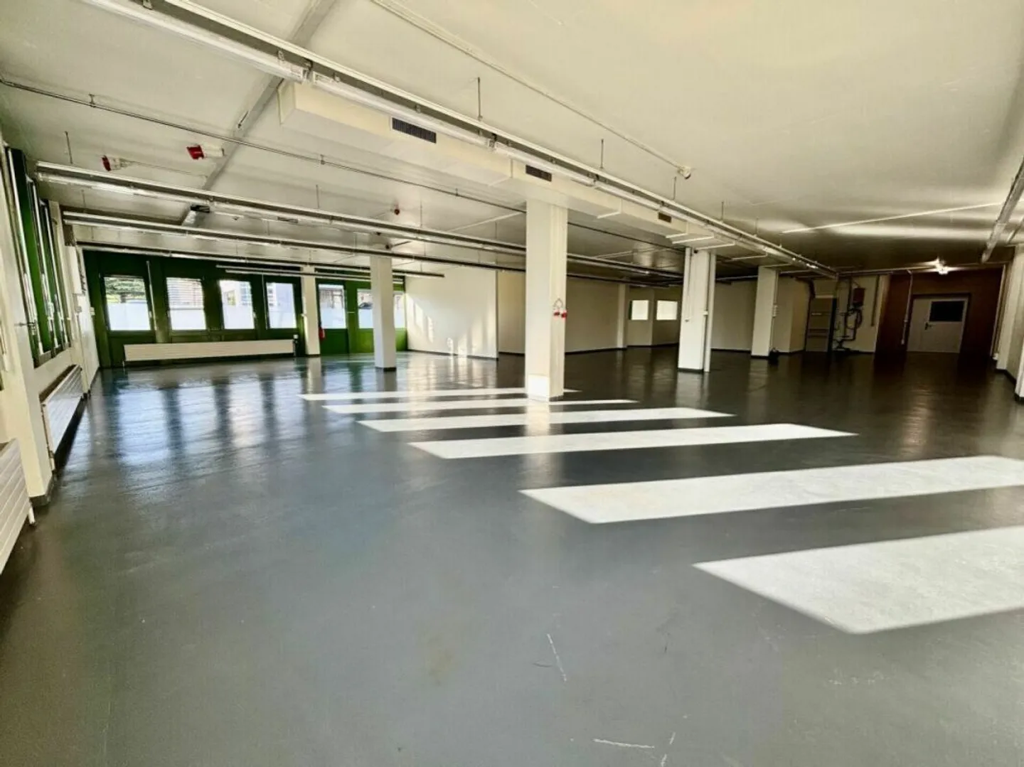 Büros, Gewerbeimmobilien, Werkstatt oder Laboratorien im Erdgeschoss von 350 bis 800 m2 - Foto 1 von 4
