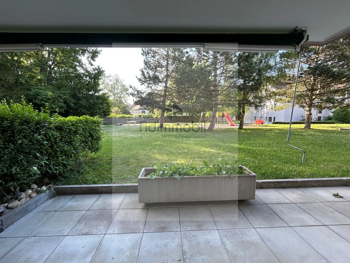 GRAND APPARTEMENT 2.5 CHAMBRES AU REZ-DE-CHAUSSÉE AVEC TERRASSE - Photo 8 sur 11