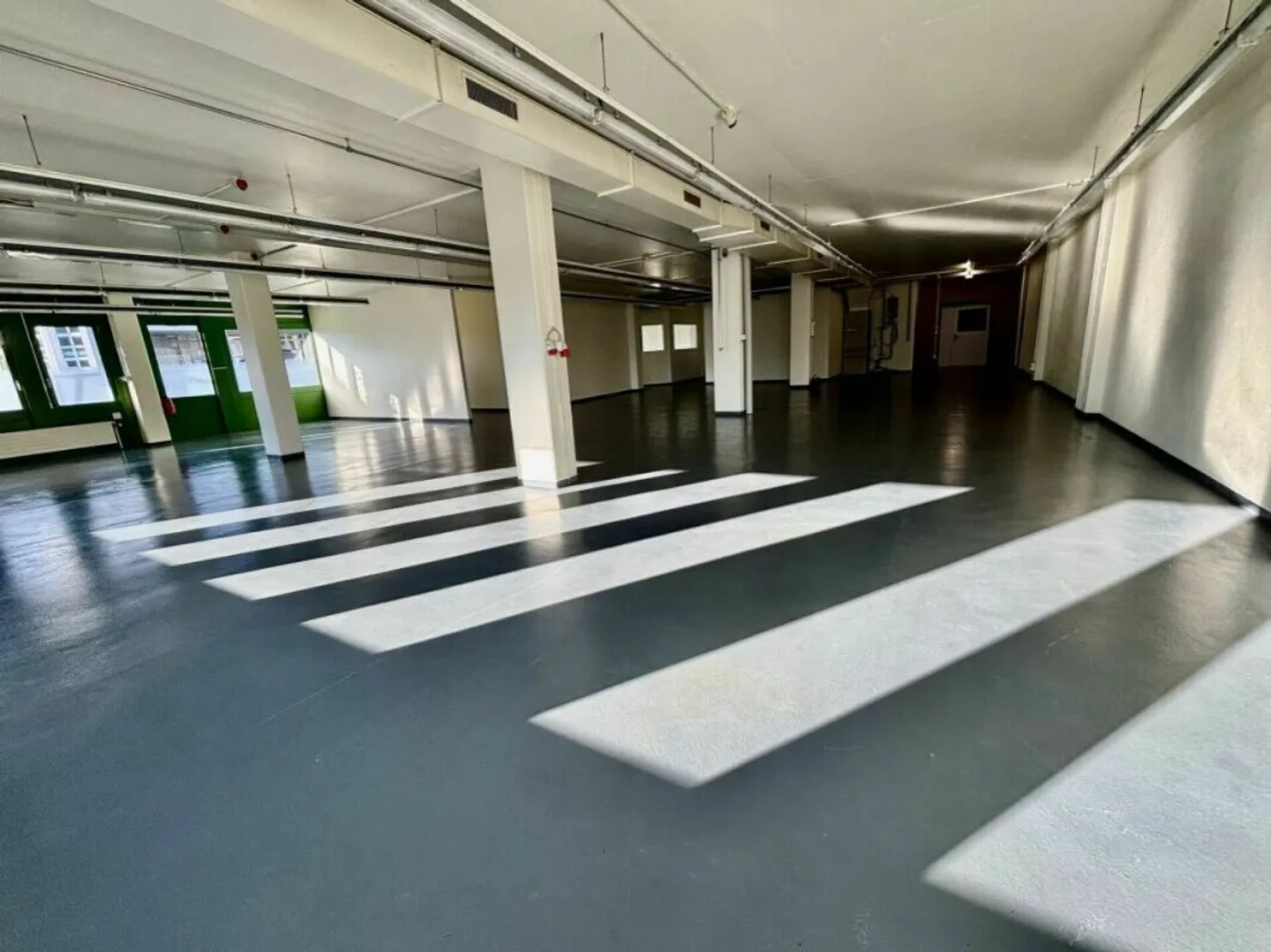 Büros, Gewerbeimmobilien, Werkstatt oder Laboratorien im Erdgeschoss von 350 bis 800 m2 - Foto 2 von 4