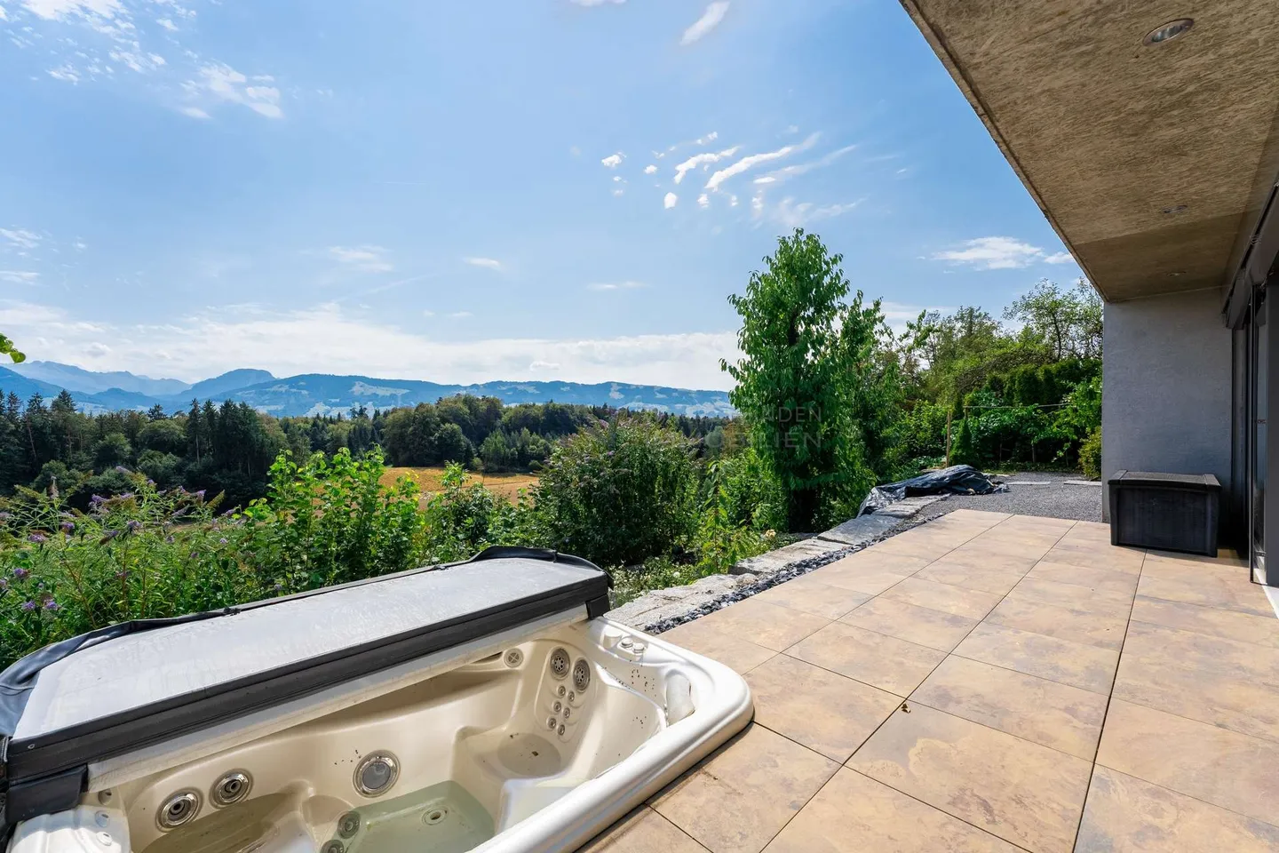 Luxury Villa with Stunning Views - Photo 8 of 9