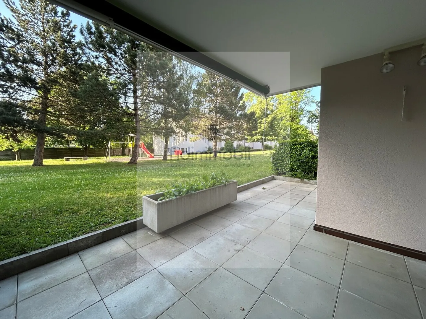 GRAND APPARTEMENT 2.5 CHAMBRES AU REZ-DE-CHAUSSÉE AVEC TERRASSE - Photo 10 sur 11