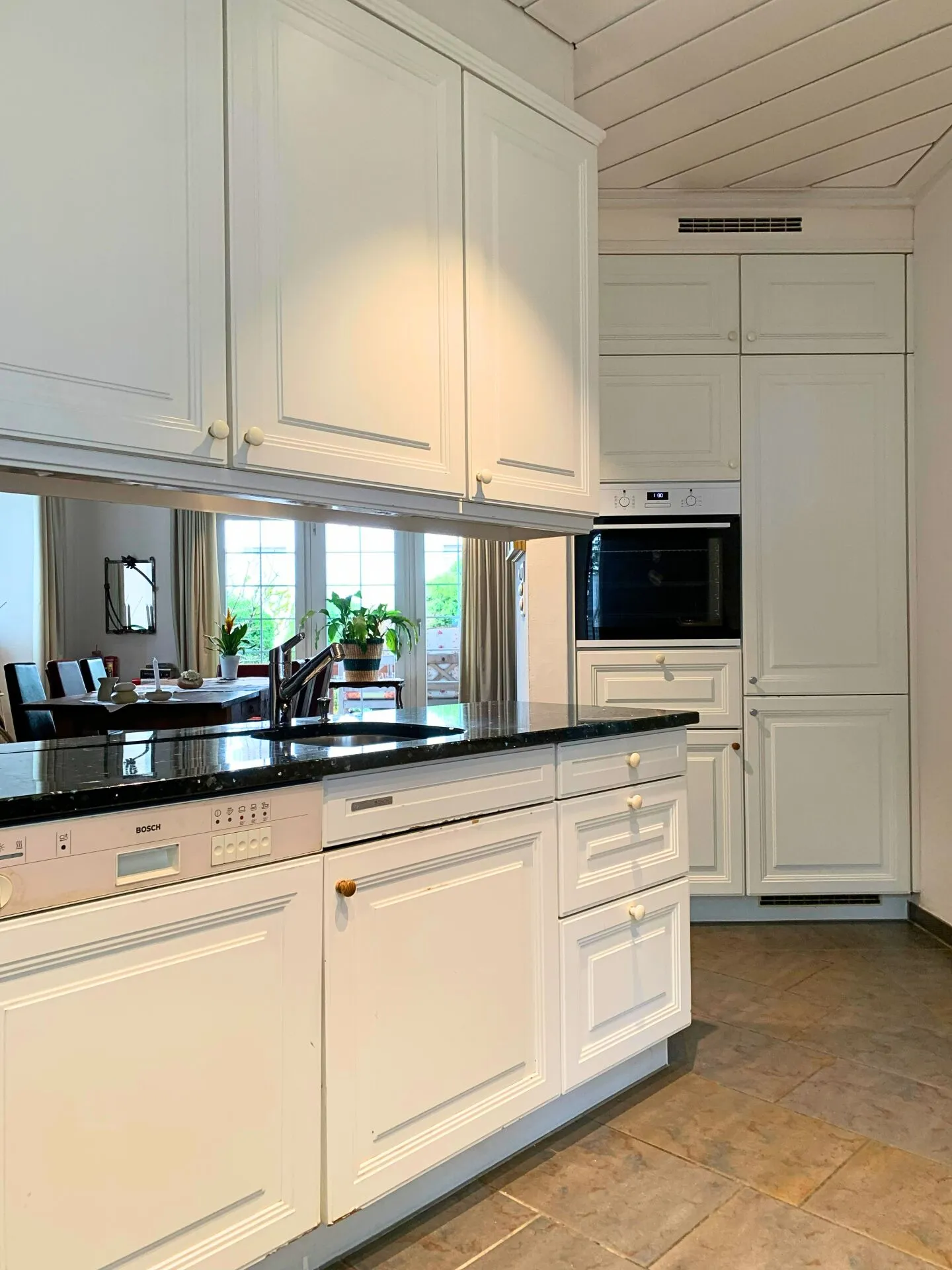 4.5-Room Block House in Desirable Residential Area - Photo 3 of 9