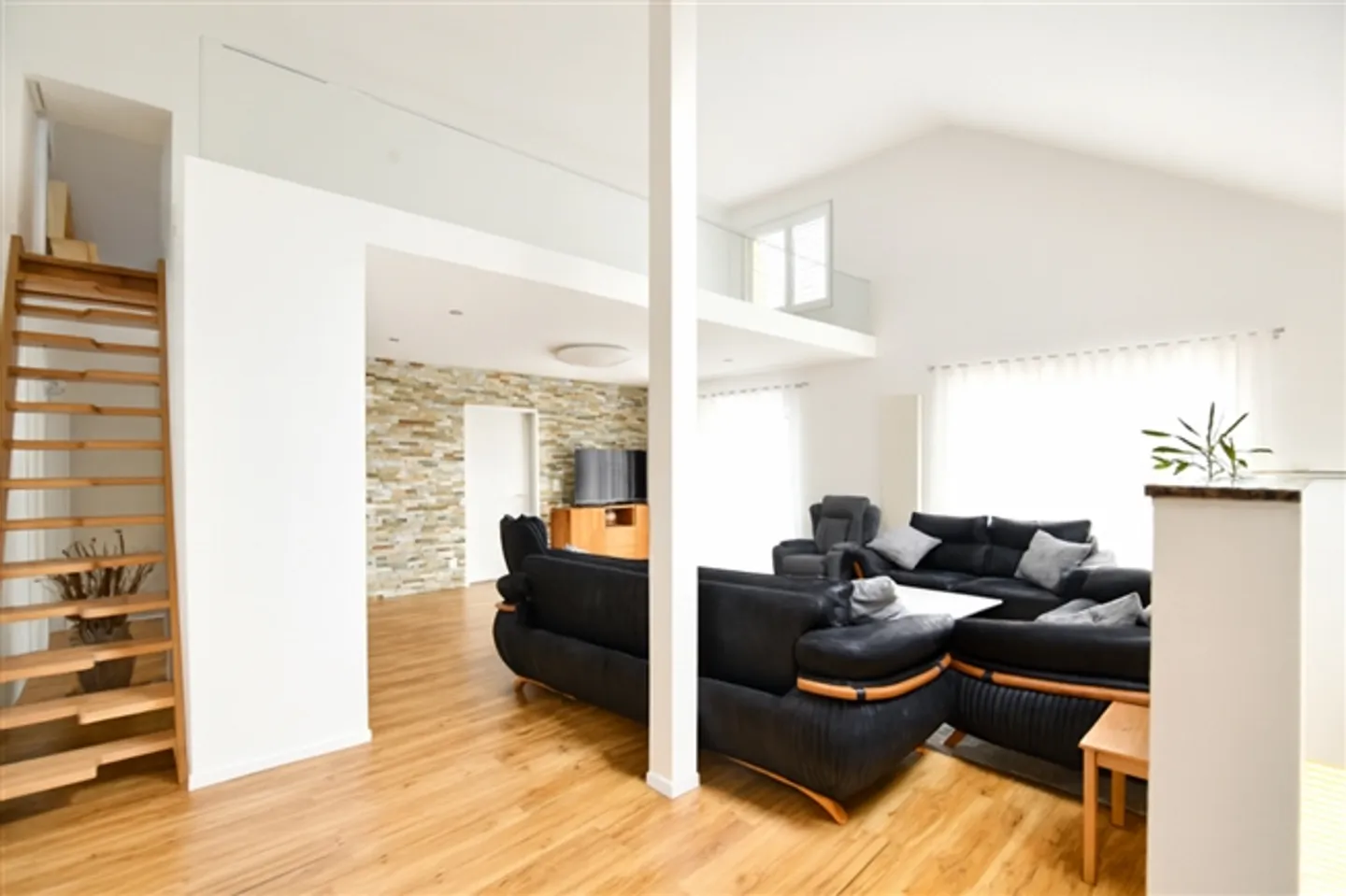 MAISON JUMELLE AVEC POTENTIEL - Photo 3 sur 16