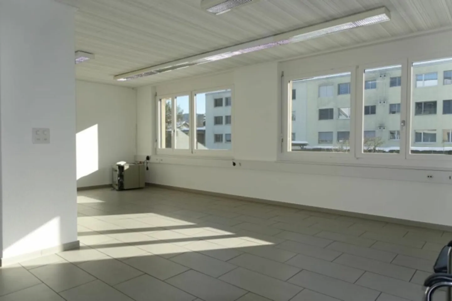Bureaux spacieux au rez-de-chaussée et au sous-sol - Photo 3 sur 20