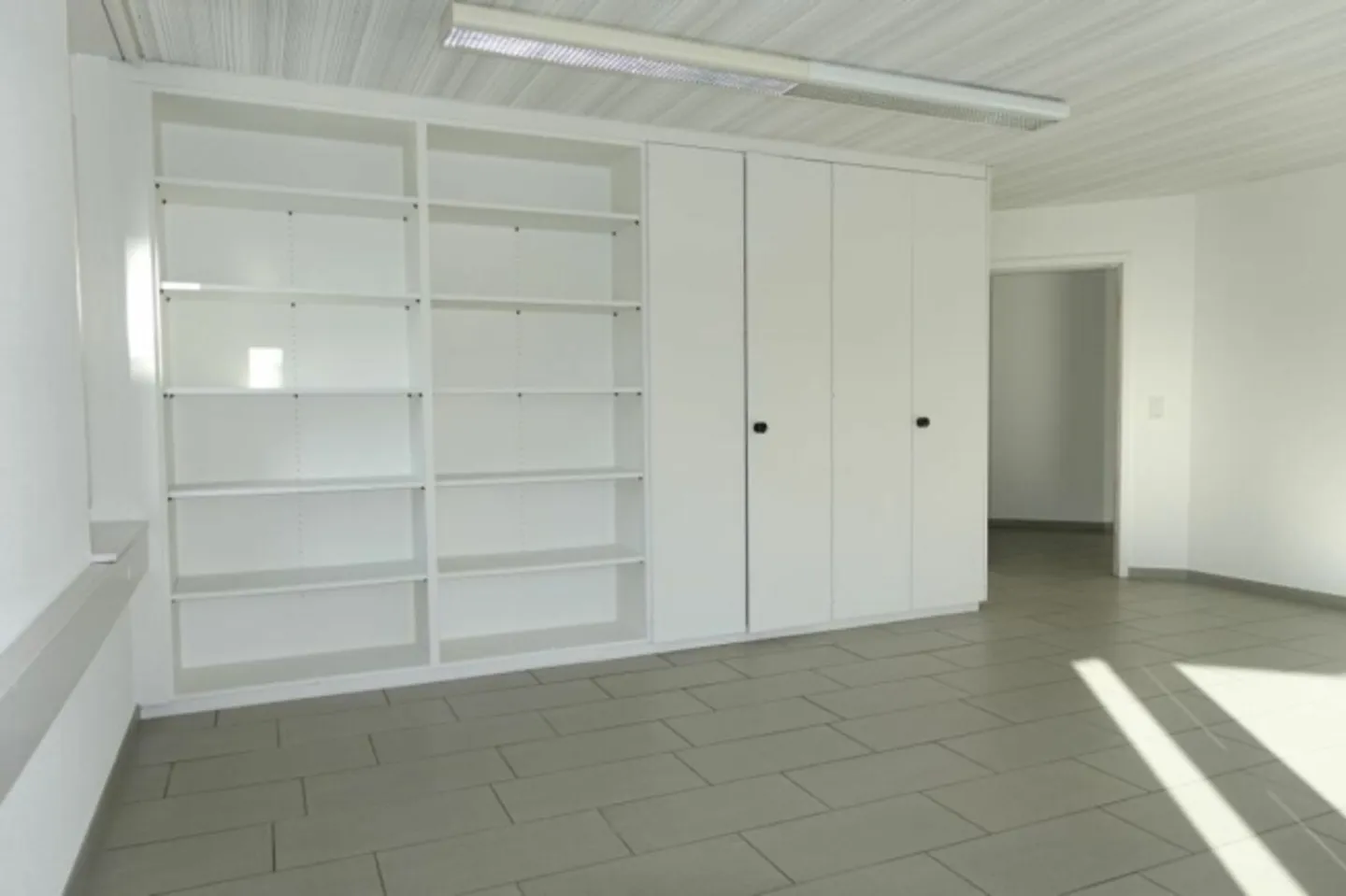 Bureaux spacieux au rez-de-chaussée et au sous-sol - Photo 11 sur 20