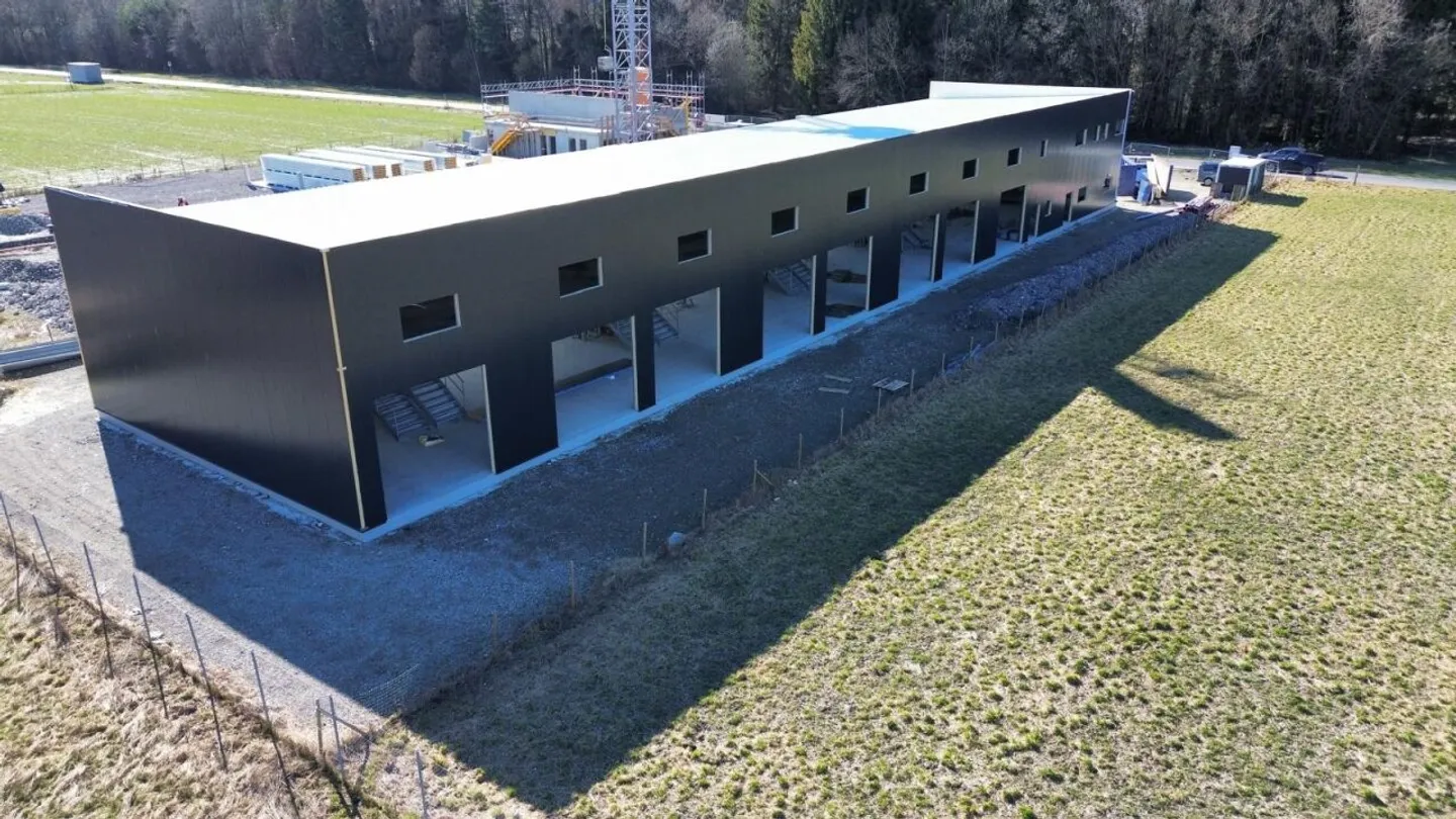 For Sale - Mixed Industrial Hall with Excellent Yield in Aigle - Photo 1 of 9