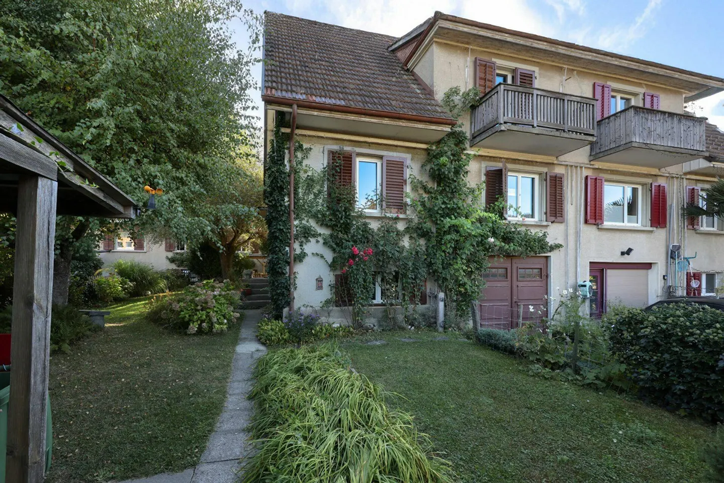 Maison jumelée confortable avec beaucoup de charme et un jardin tranquille - Photo 1 sur 7