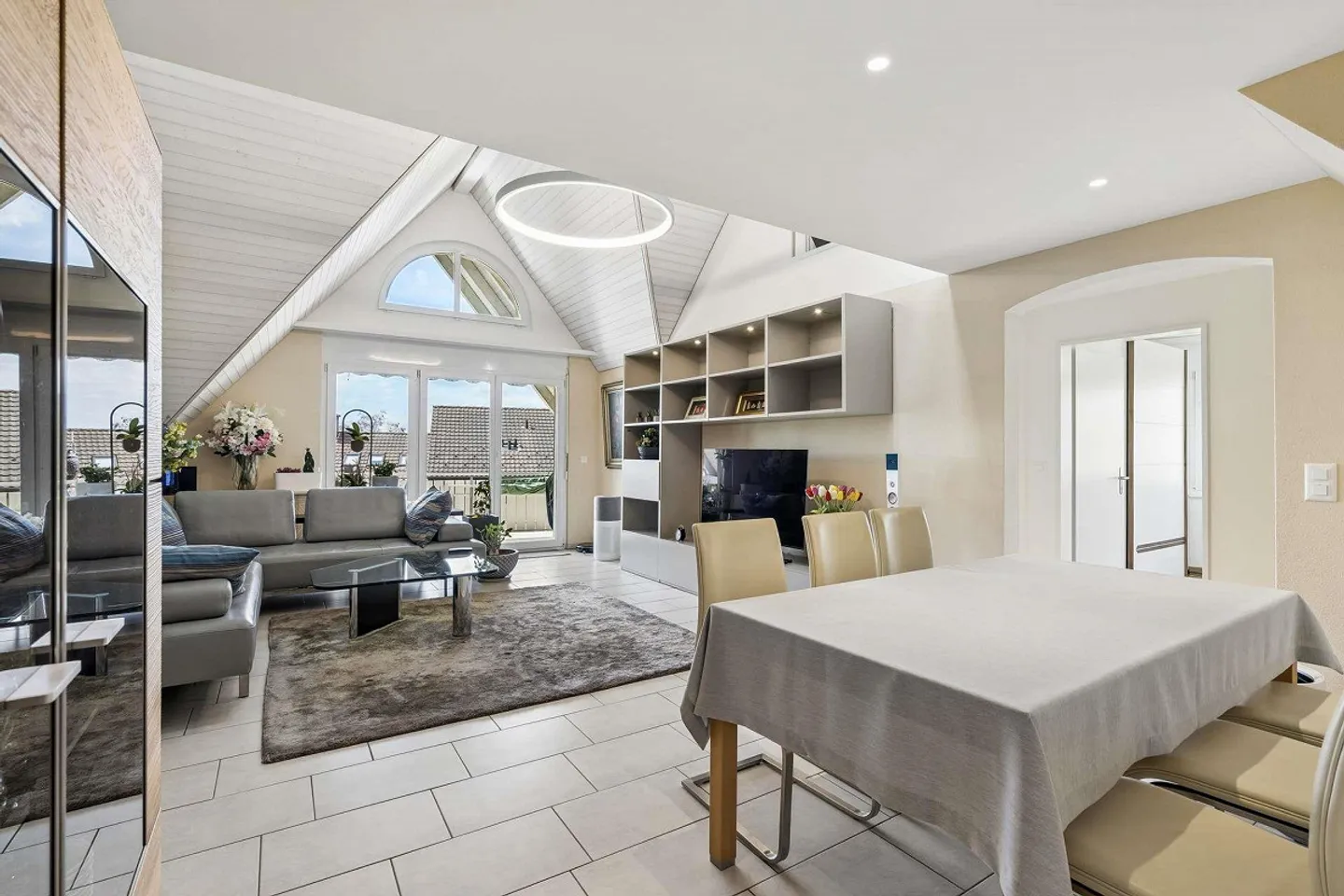 Appartamento attico di 5,5 stanze con impressionante altezza del soffitto e P... - Foto 6 di 16