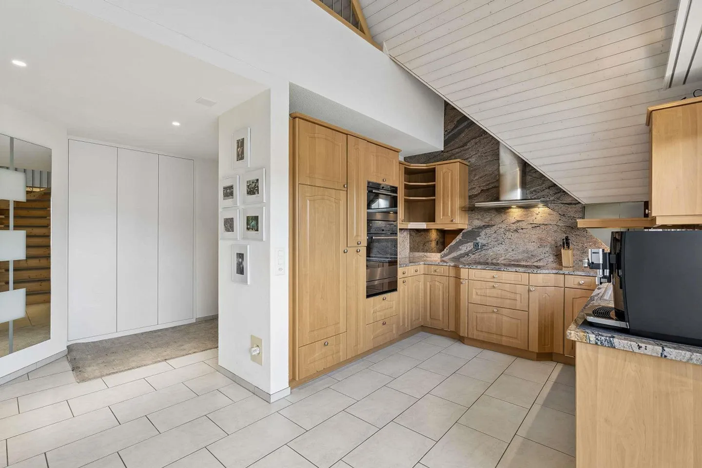 Appartamento attico di 5,5 stanze con impressionante altezza del soffitto e P... - Foto 4 di 16