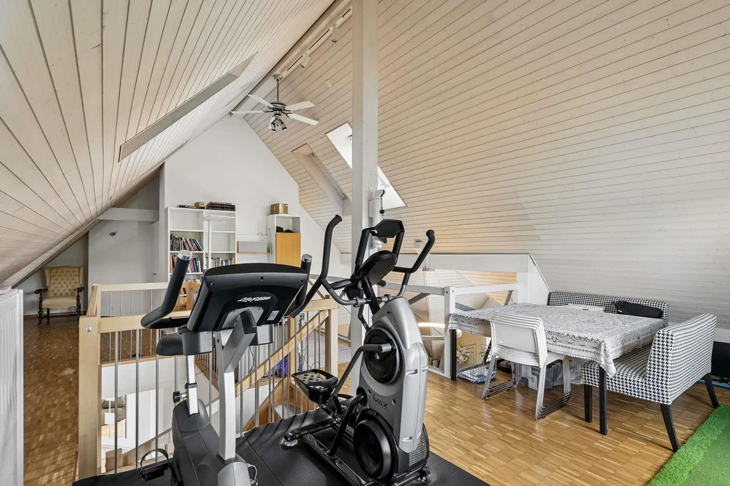 Appartamento attico di 5,5 stanze con impressionante altezza del soffitto e P... - Foto 13 di 16