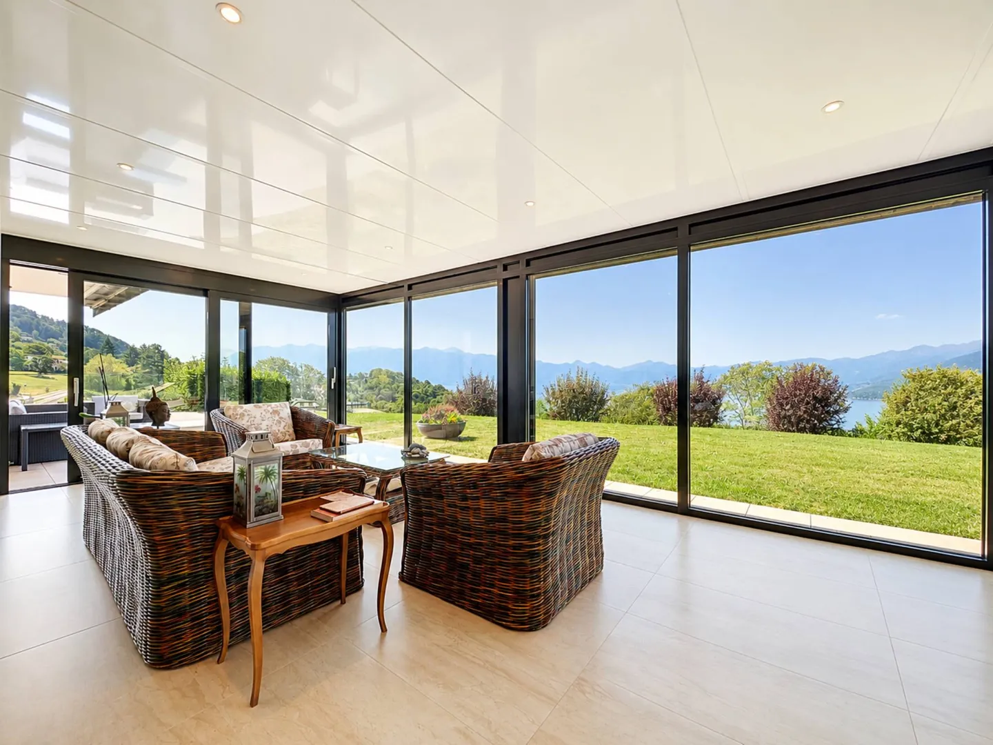 Appartement de standing de plus de 360 m2 avec vue sur le lac - Photo 7 of 13