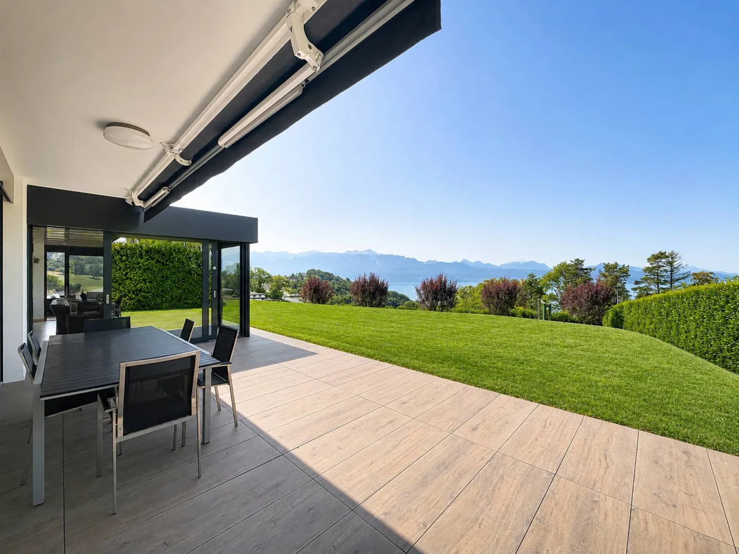 Appartement de standing de plus de 360 m2 avec vue sur le lac - Photo 4 of 13