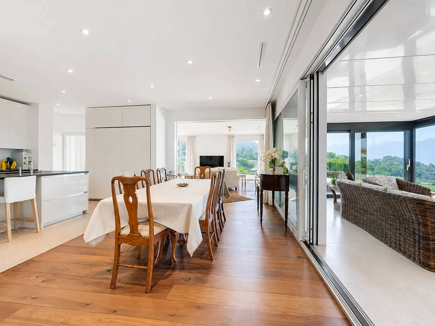 Appartement de standing de plus de 360 m2 avec vue sur le lac - Photo 6 of 13