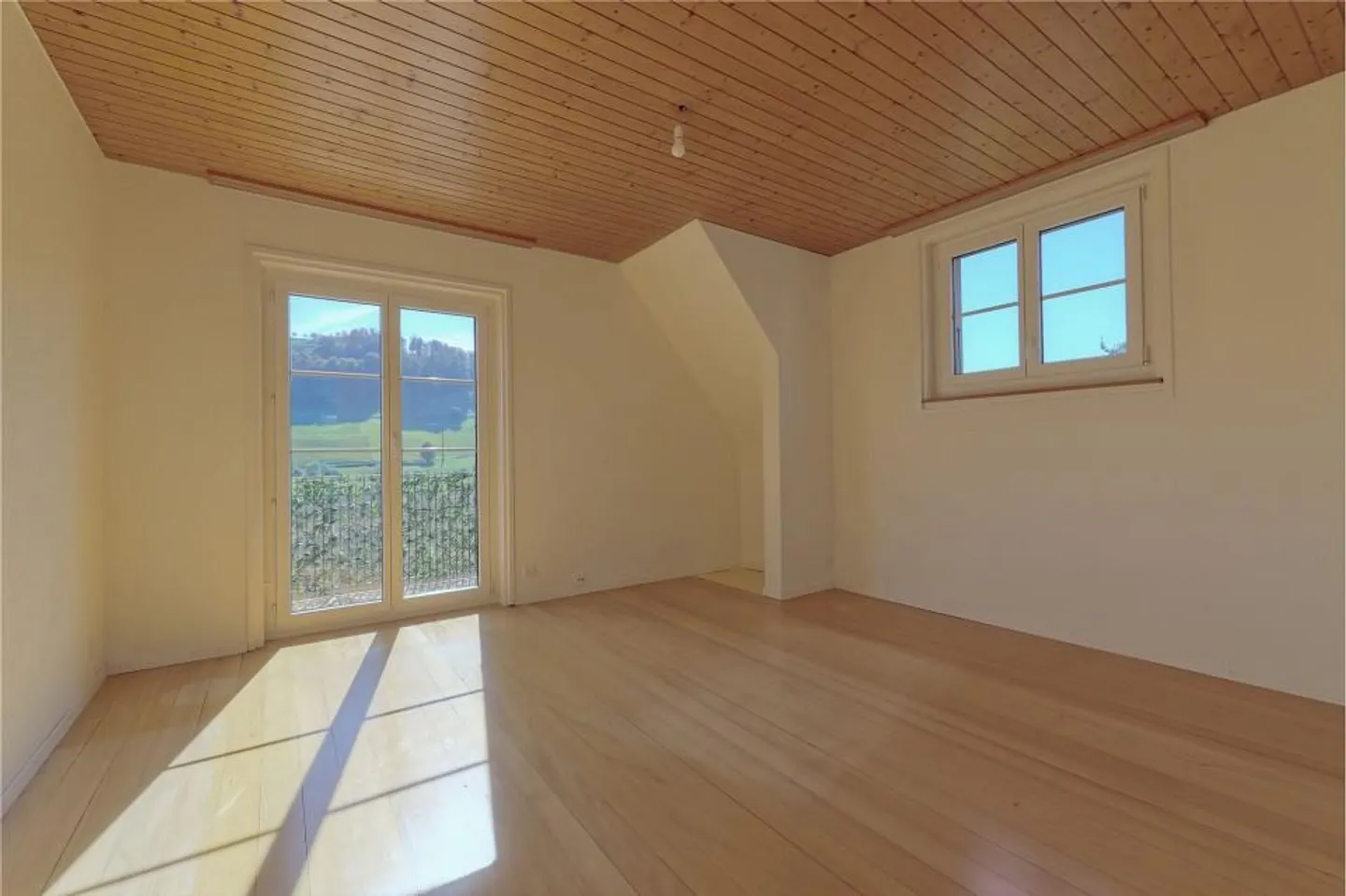 Charming 3½-room condominium with attic room and garden - Photo 4 of 13