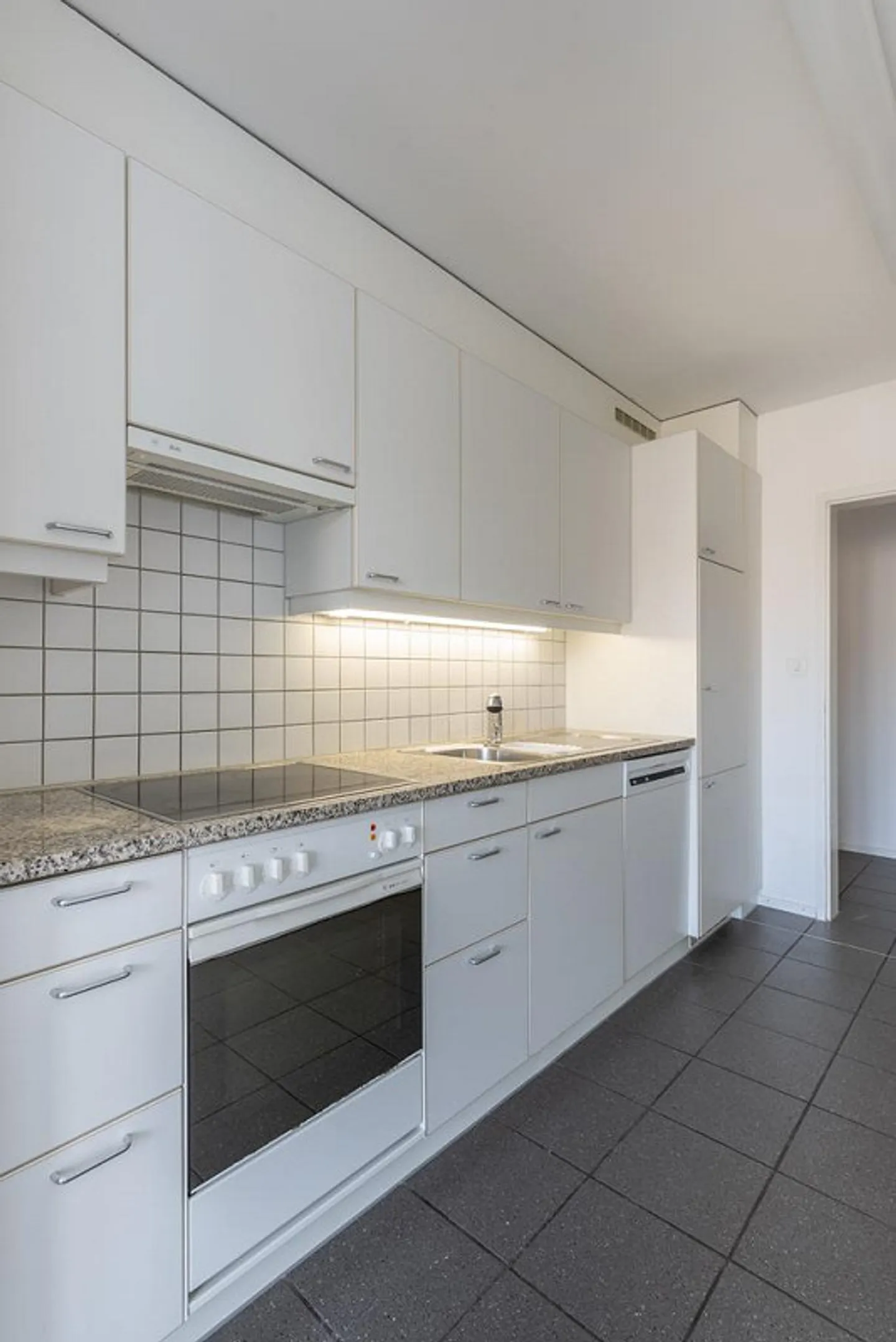 RENT WITHOUT DEPOSIT - Quiet residential area in a central location - Photo 2 of 10
