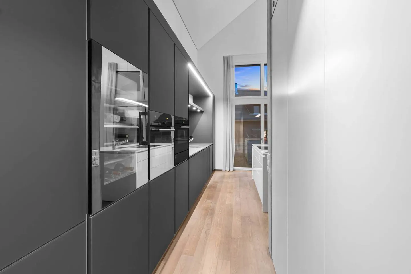 Luxuriöse 5.5-Zi.-Wohnung mit Galerie &amp; Nähe Pfäffikersee - Foto 9 von 17