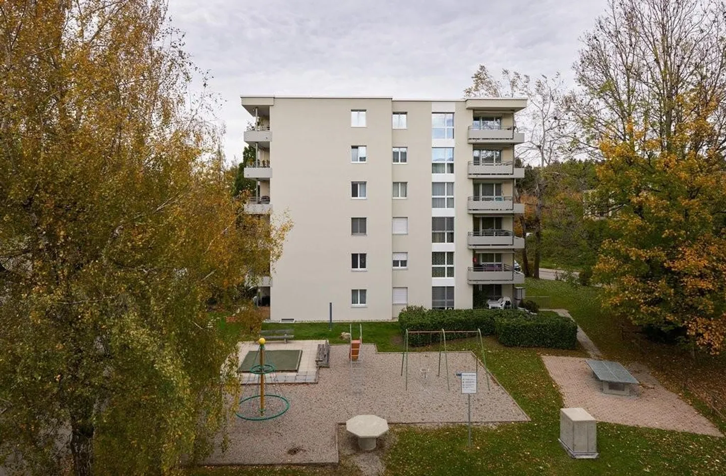 Quartier résidentiel calme ensoleillé - Photo 1 sur 5