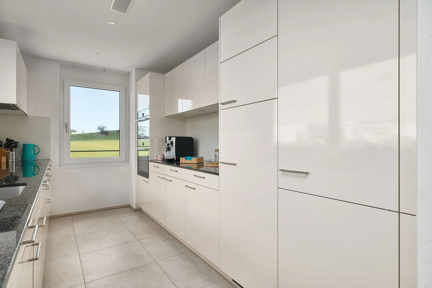 Spacious 3.5-room apartment with a view of greenery - Photo 4 of 15