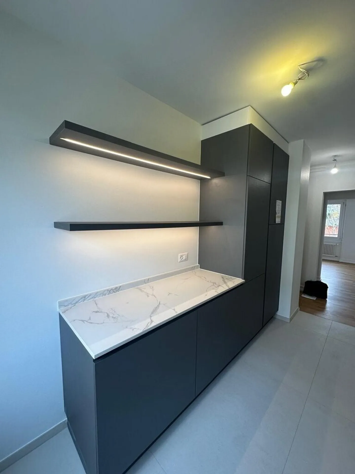 Appartement complétement renové de 4.5 pcs dans un quartier calme - Photo 3 sur 11